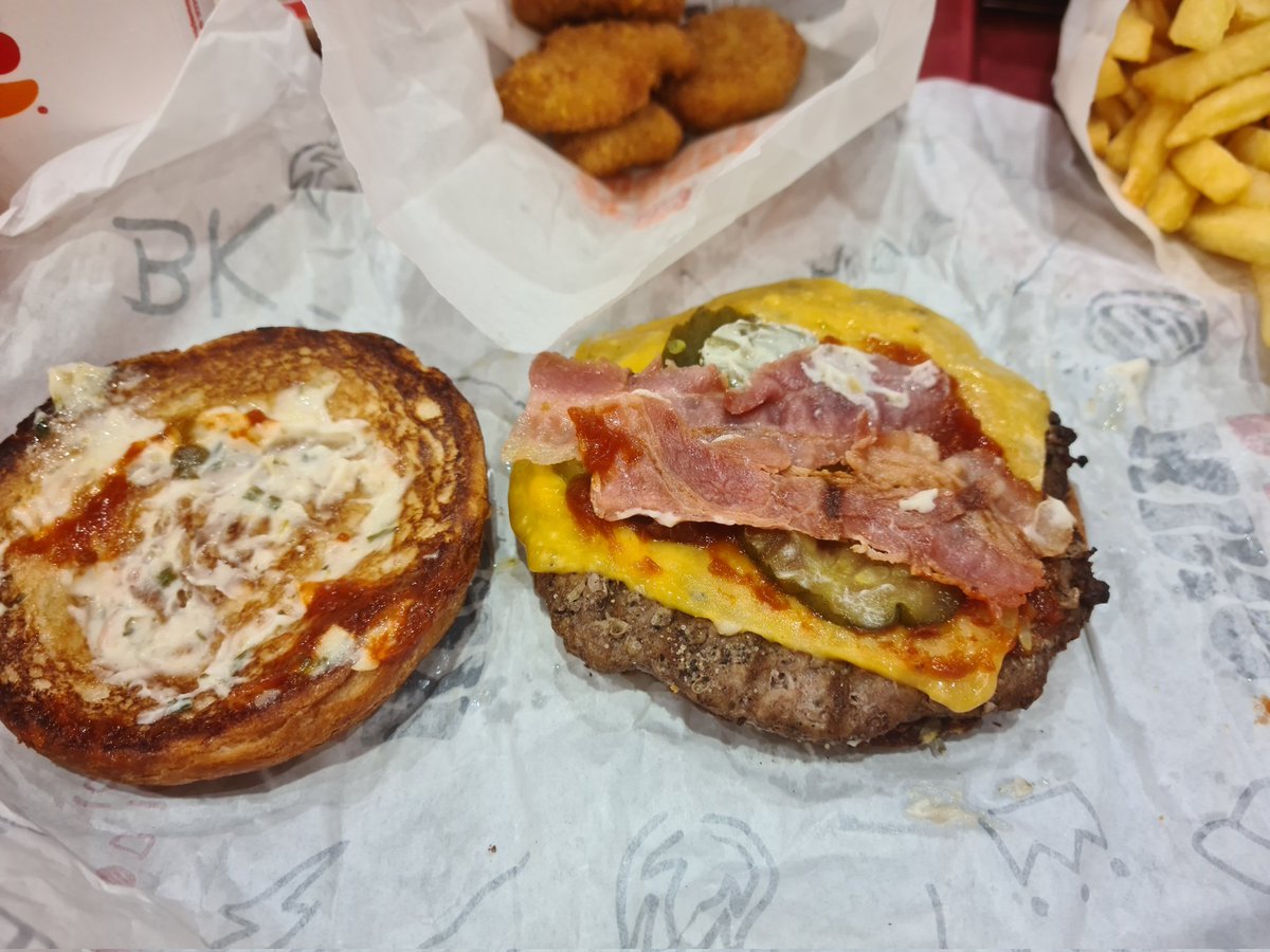 andyglez1990's tweet photo. @Kokuspocus @burgerking_es Un desastre de hamburguesa https://t.co/HhRyrAvUZY