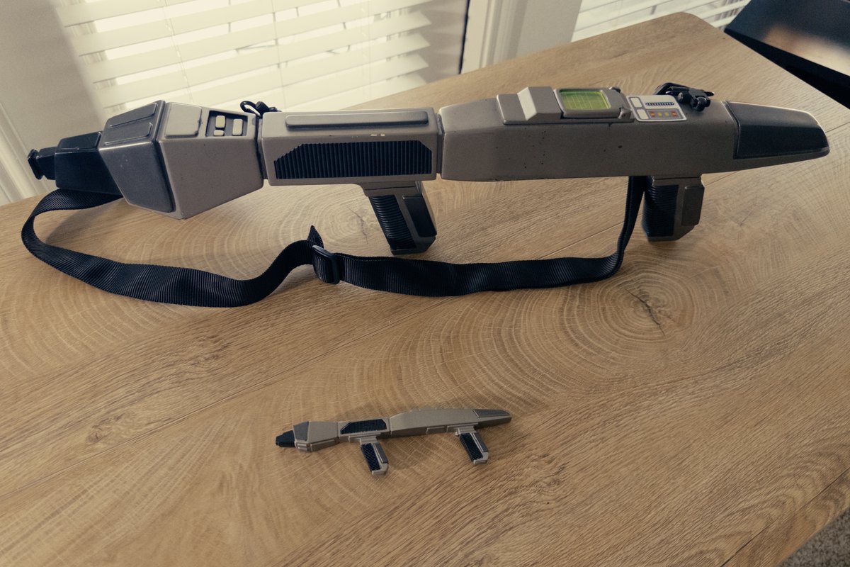 awalker47's tweet photo. @FactoryEnt for fun I repainted one of your scaled TNG Phaser rifle replicas to match my full sized prop- https://t.co/0IYS92wYfv