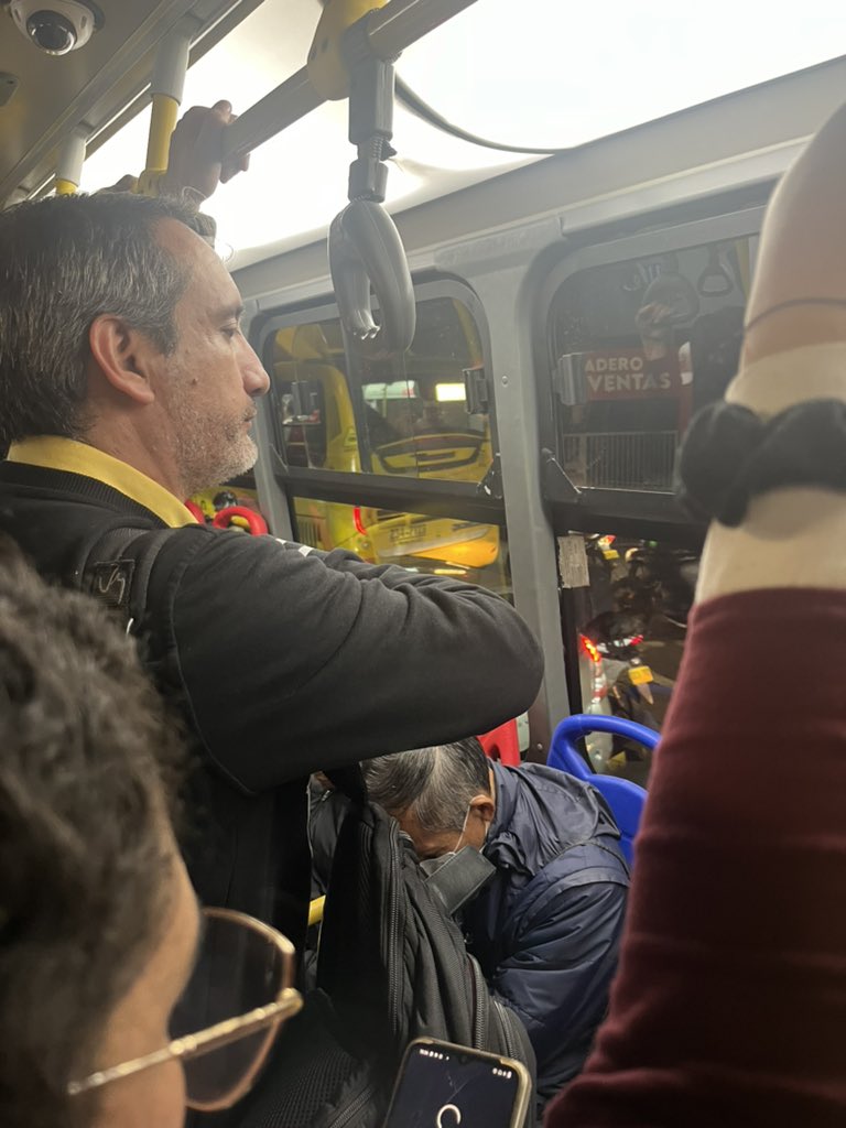 Anairda_Rozo's tweet photo. @TransMilenio @SectorMovilidad ¿qué pasa en la av suba? Está paralizado el tráfico en troncal mixta y de TransMilenio https://t.co/OJZVeM7eM4