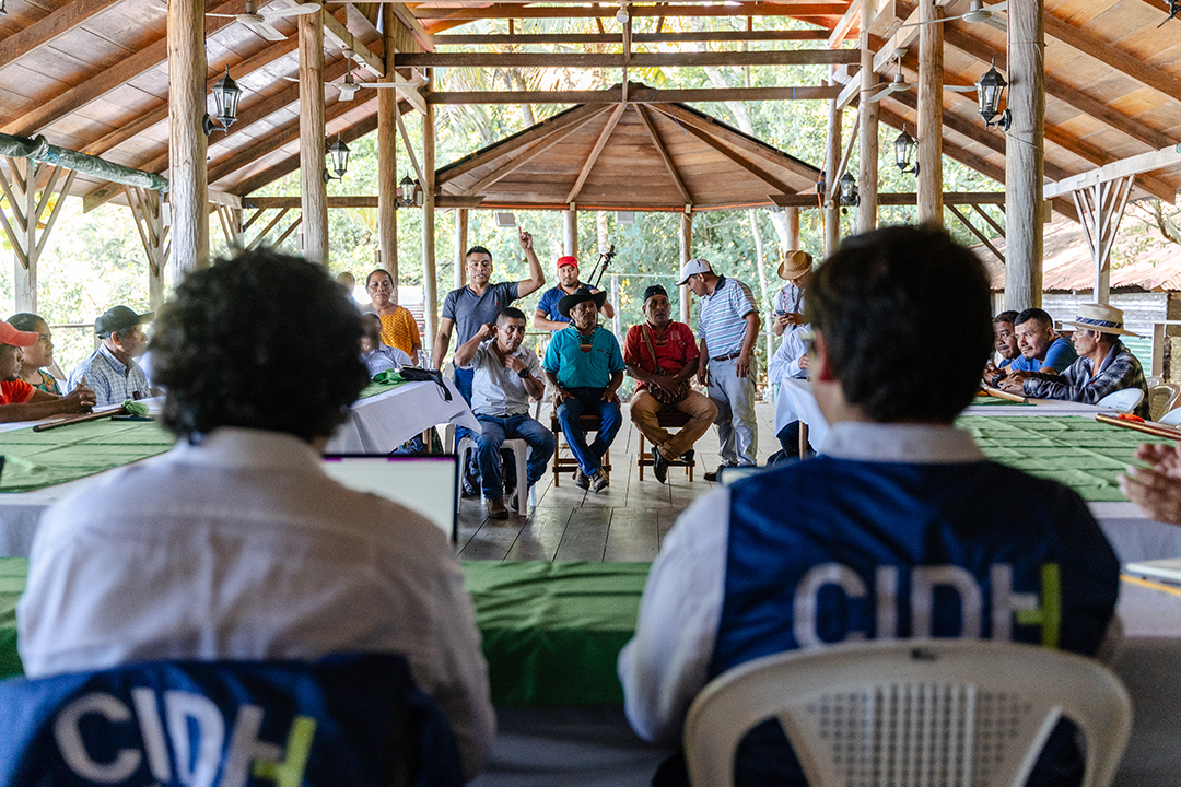 CIDH's tweet photo. En El Estor, Izabal, la #CIDHEnGuatemala dialogó con autoridades indígenas y municipales. Además, sostuvo una reunión con víctimas y organizaciones de la sociedad civil sobre criminalización, desalojos e impactos ambientales. También visitó a periodistas y medios comunitarios. https://t.co/xkJcYfOAoD