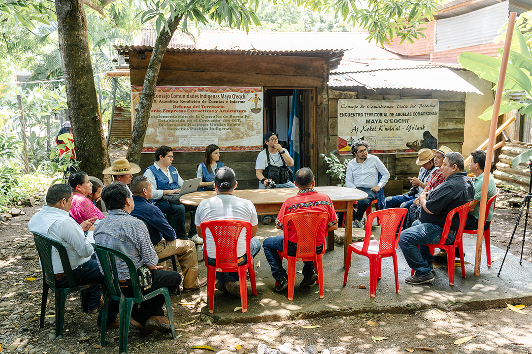 CIDH's tweet photo. En El Estor, Izabal, la #CIDHEnGuatemala dialogó con autoridades indígenas y municipales. Además, sostuvo una reunión con víctimas y organizaciones de la sociedad civil sobre criminalización, desalojos e impactos ambientales. También visitó a periodistas y medios comunitarios. https://t.co/xkJcYfOAoD