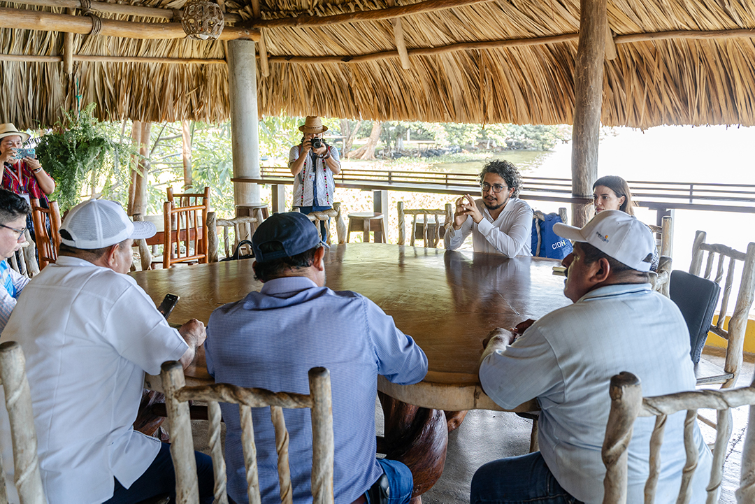 CIDH's tweet photo. En El Estor, Izabal, la #CIDHEnGuatemala dialogó con autoridades indígenas y municipales. Además, sostuvo una reunión con víctimas y organizaciones de la sociedad civil sobre criminalización, desalojos e impactos ambientales. También visitó a periodistas y medios comunitarios. https://t.co/xkJcYfOAoD