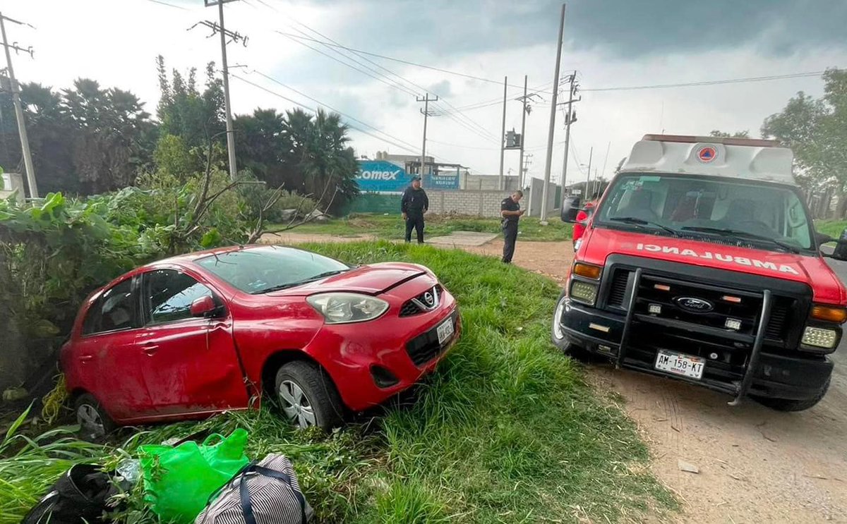 Automóvil Sale del Camino en Tlahuelilpan: Intervienen Bomberos y Protección Civil periodicogritoinformativo.com/2024/07/24/aut…