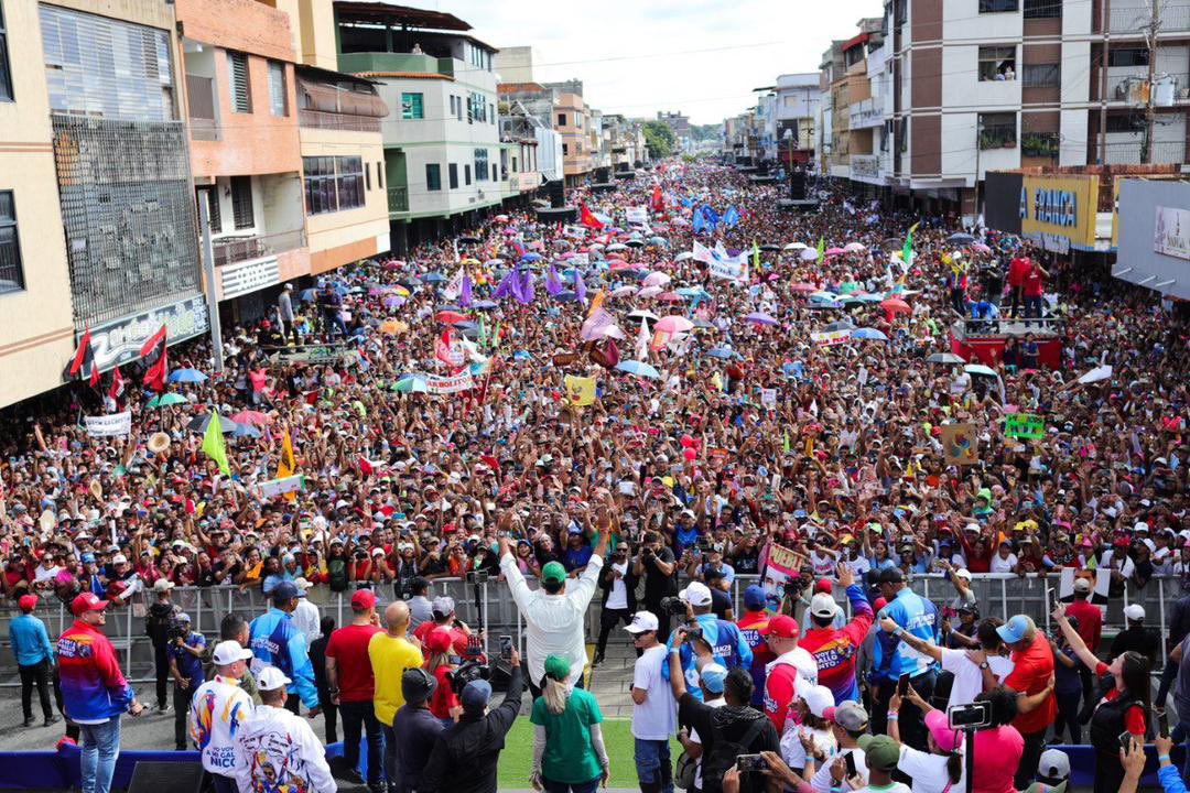 PartidoPSUV's tweet photo. Candidato Maduro llamó afinar el 1x10x7 de cara al 28J https://t.co/NKqHBFaTu7

#MaduroPresidente https://t.co/rorzgnSxrD