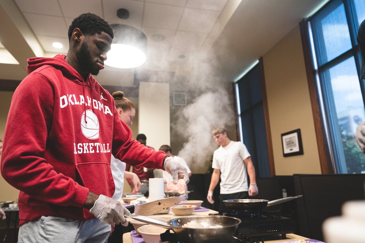 OU_MBBall's tweet photo. Iron Chef Oklahoma 👨‍🍳 https://t.co/p2FyF9f9vD