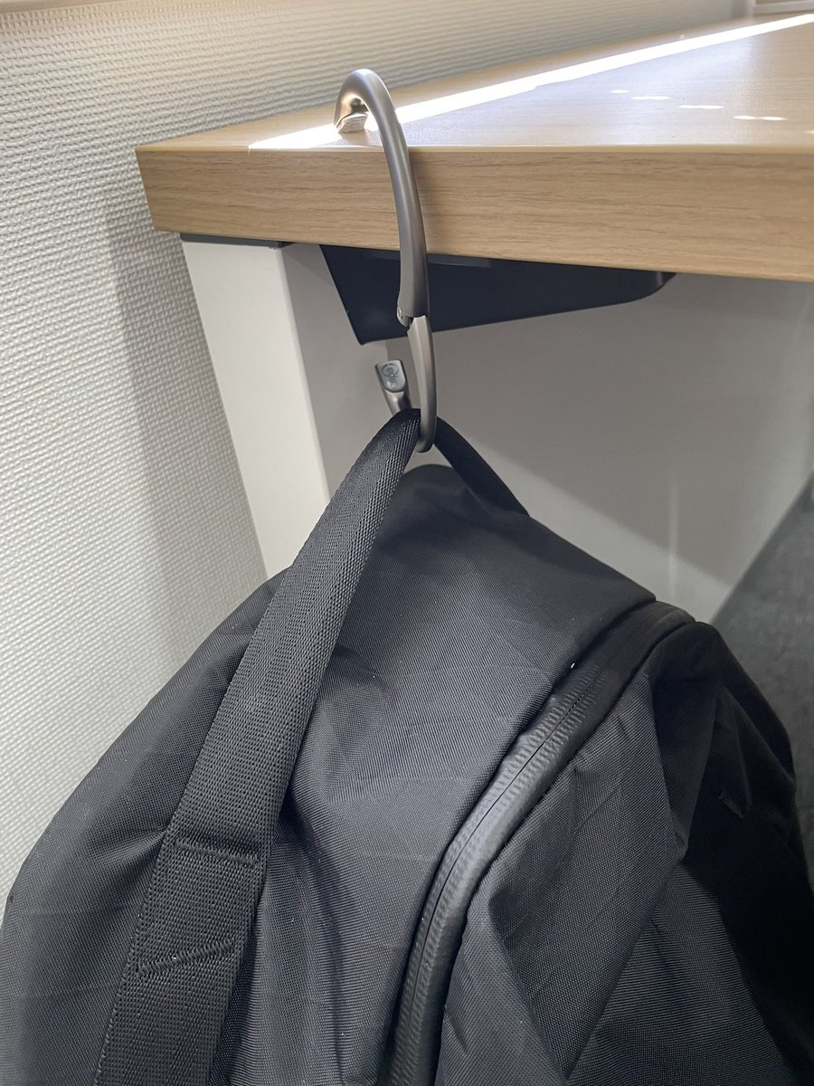 nu84632's tweet photo. バックパック新調に合わせてクリッパ導入、これは…便利!
艶なしのブラックシルバーがいい感じ…けど艶なしゴールドでも良かったかな。
しかしこれ、本体はともかく持ち手の耐久力の方が心配になるっちゃなる笑
#クリッパ #Clipa https://t.co/TWKcJgH5pu