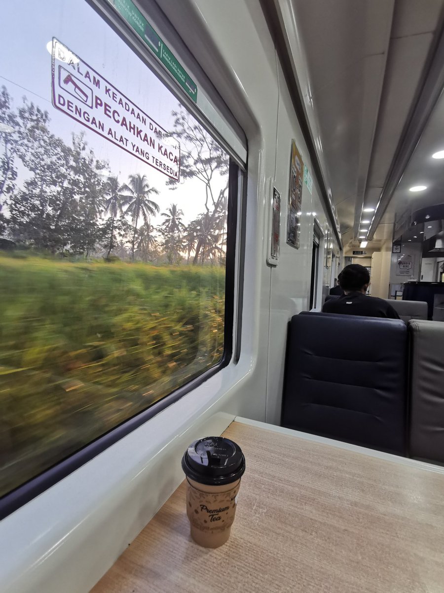 utareni's tweet photo. Ternyata seru ya pergi tanpa bocil bisa bengong pagi2 bengong liat pemandangan. Liat smart watch level stress di pagi2 pun relaxe. https://t.co/pkmzc0F9DB
