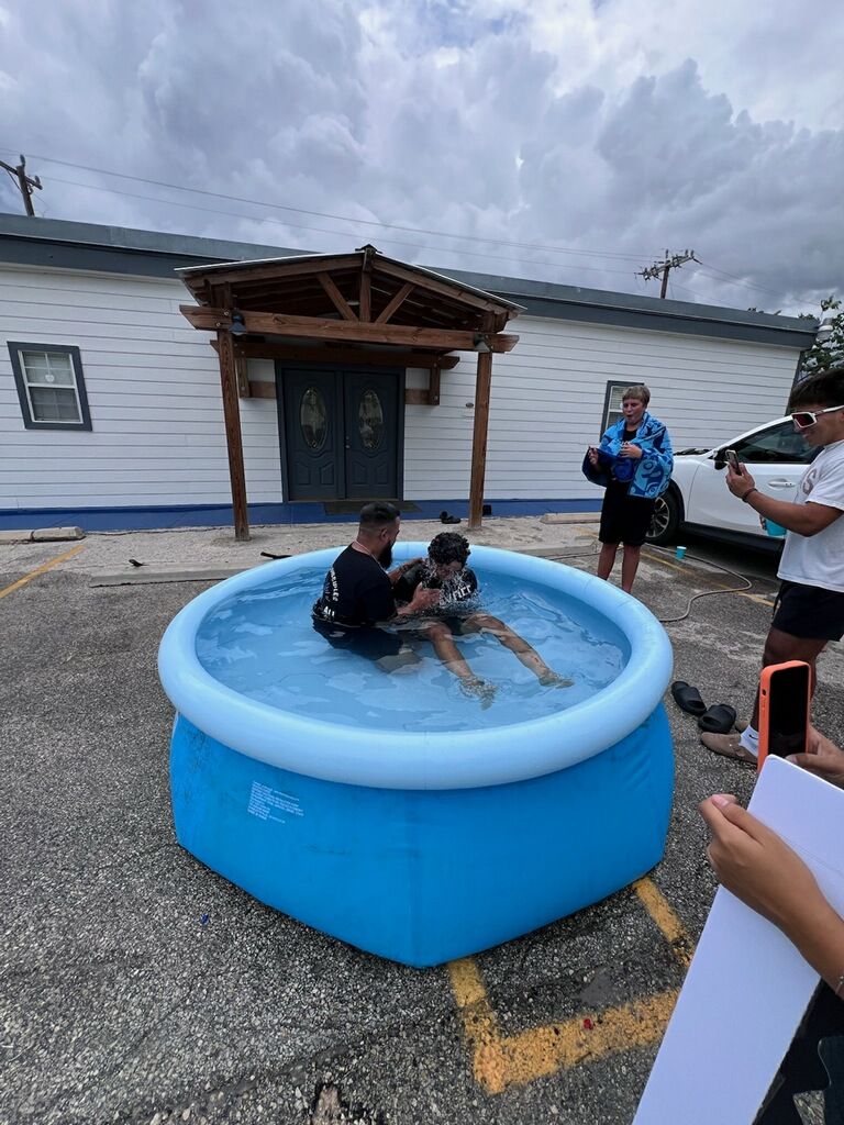 garygutierrez68's tweet photo. After Strength Camp today, We had a few kids get BAPTIZED!  GOD IS GOOD!  This is a big time WIN!  #FAITHFAMILYFOOTBALL https://t.co/F64mLGC1M4
