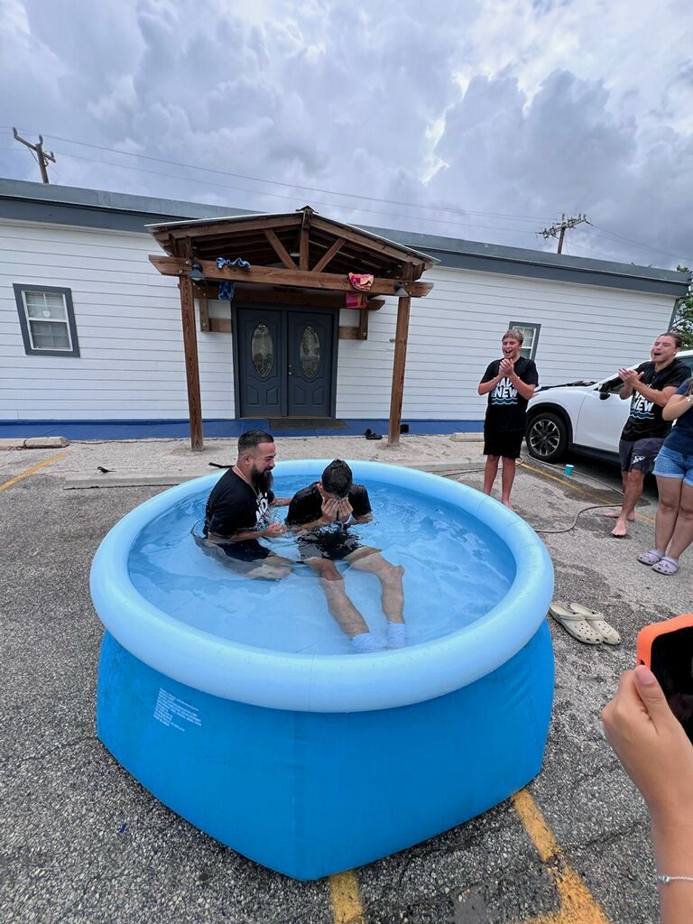garygutierrez68's tweet photo. After Strength Camp today, We had a few kids get BAPTIZED!  GOD IS GOOD!  This is a big time WIN!  #FAITHFAMILYFOOTBALL https://t.co/F64mLGC1M4
