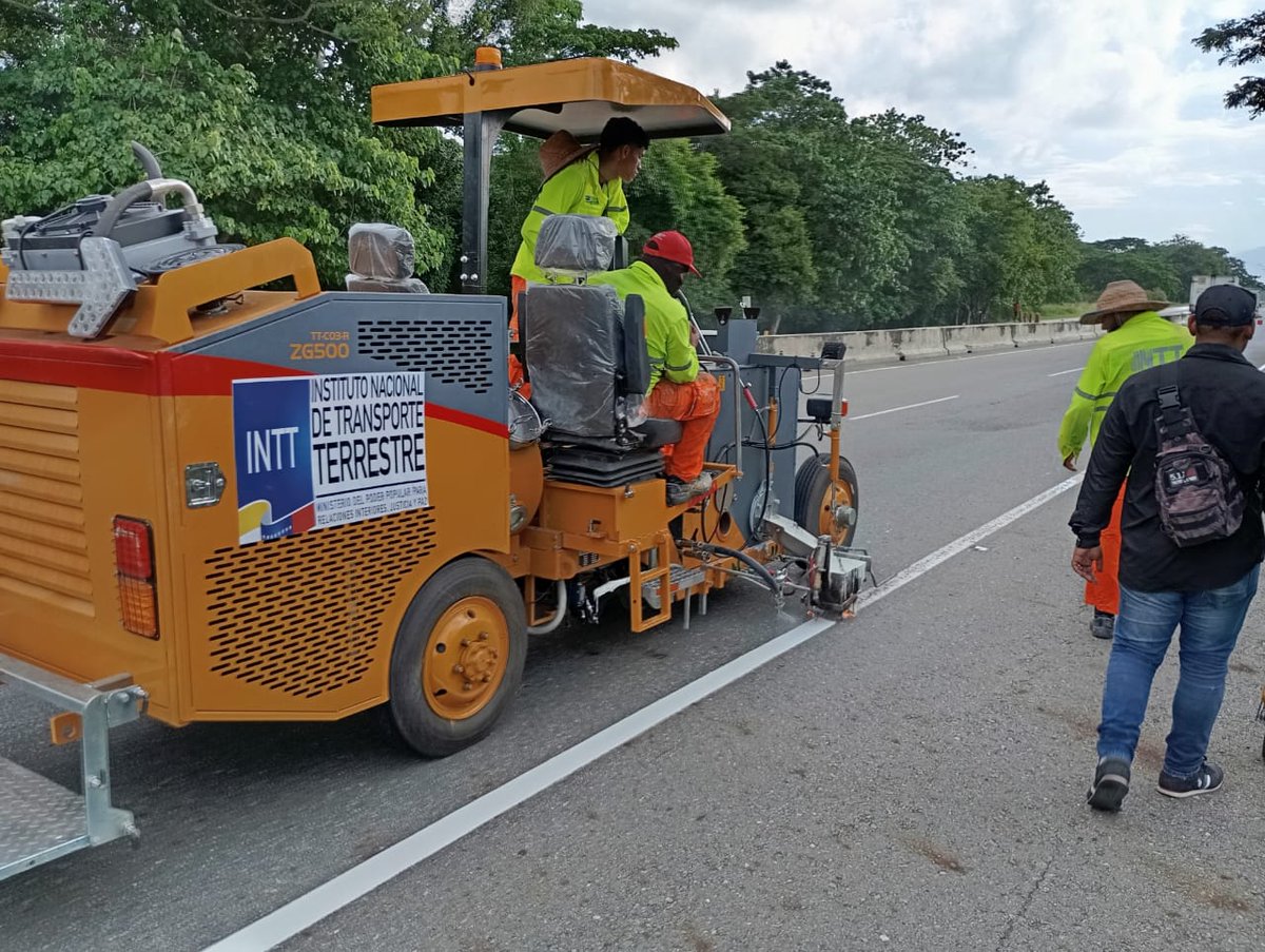 InttContigo's tweet photo. #Movilidad | Servidores públicos del #INTT, adscritos a la Gerencia de Ingeniería, inician trabajos de demarcación horizontal en la Autopista Cimarrón - Andresote, en la parroquia San Felipe, estado Yaracuy. ¡Mejorando la seguridad vial para todos!
#CunaDeLibertadores https://t.co/JbfOPZmThd