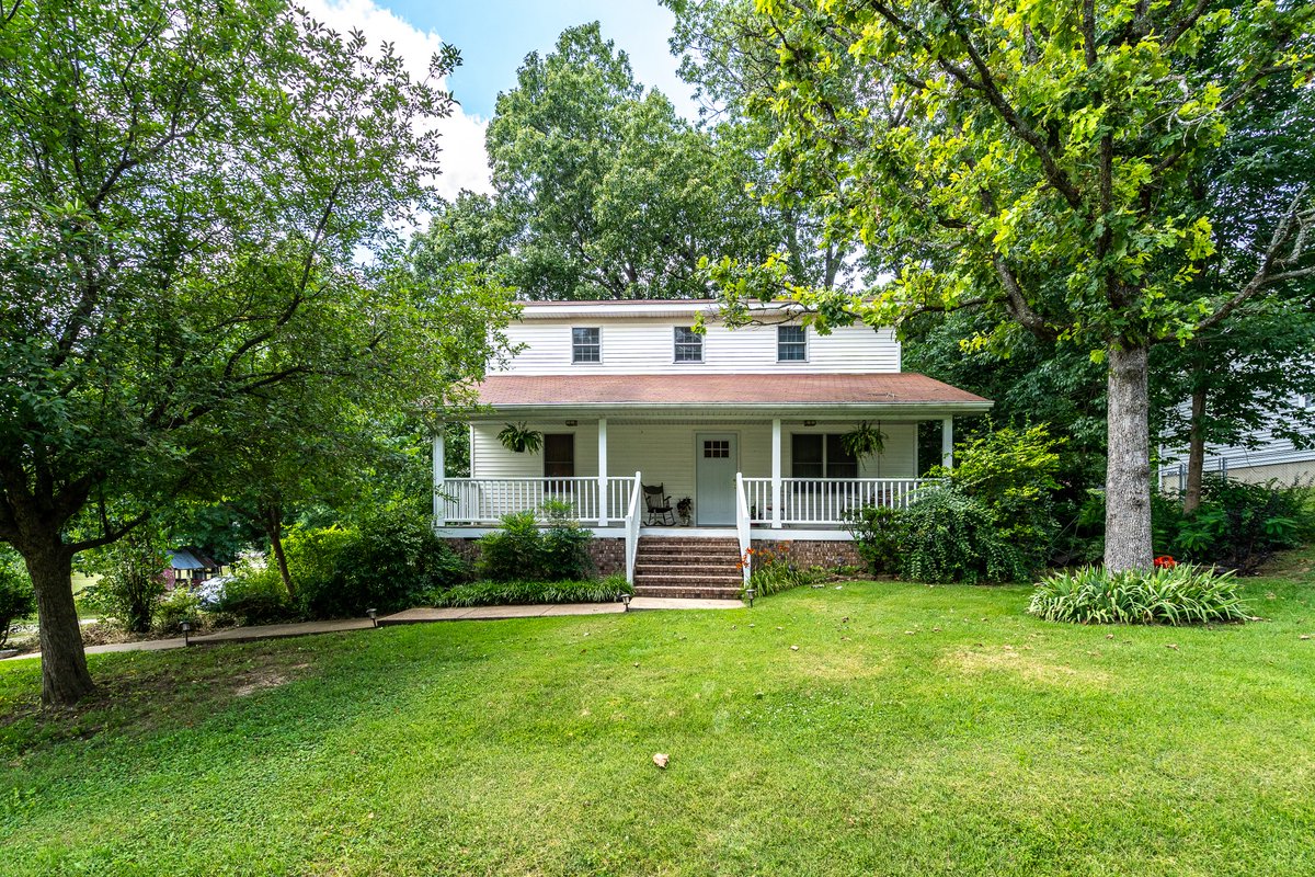 denverwade's tweet photo. 2505 Courtney Place
5 bed/3 bath home located in the Wayhaven subdivision in West Plains, MO. Beautiful hardwood floors and great layout. Don't miss your chance to own this great property! https://t.co/MErmD5iz0d 

MLS#60271328
*5th bedroom non-conforming https://t.co/KD8GKELg4Z