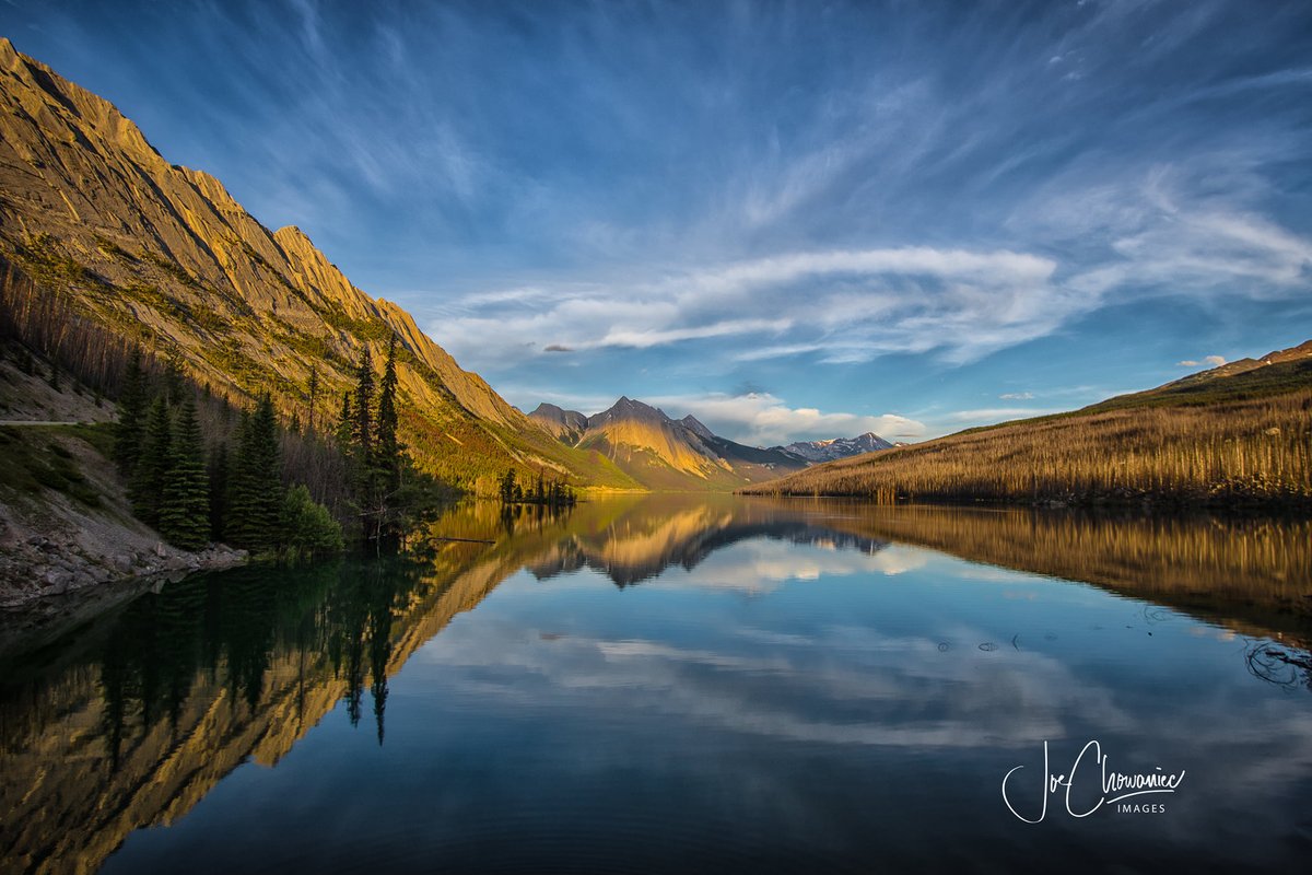 JoeisCranky's tweet image. Jasper is simply beautiful and one of the amazing gems of the Canadian Rockies.  It isn&apos;t looking good for the town. Fingers crossed.  Stay safe firefighters.  #Jasper #Landscapes