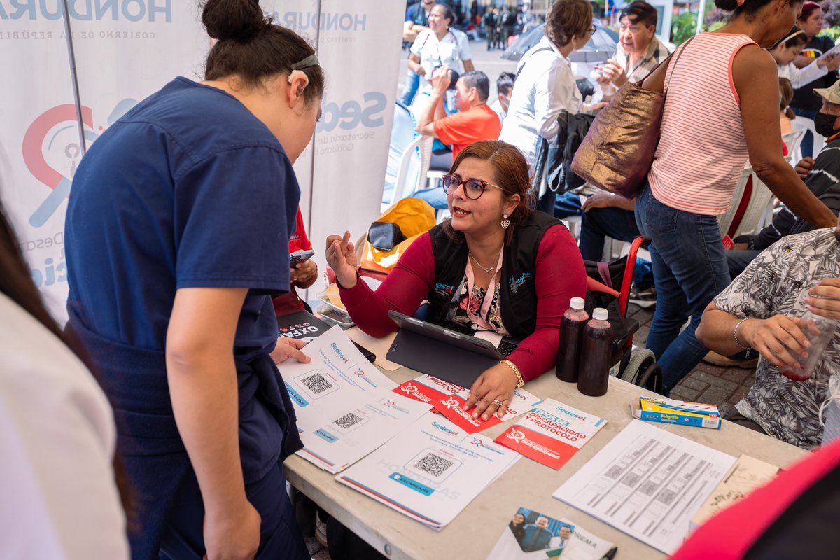 Sedesolhn's tweet photo. En el Día Mundial del Autocuidado, la Dirección General del Adulto Mayor #DIGAM y la Unidad de Género de la @Sedesolhn, organizaron el primer Festival Artístico y Cultural 'CuidArte', dirigido a las mujeres adultas mayores ofreciendo servicios de cuidado en el Parque Central. 👵🏽 https://t.co/u5idHXQpX6