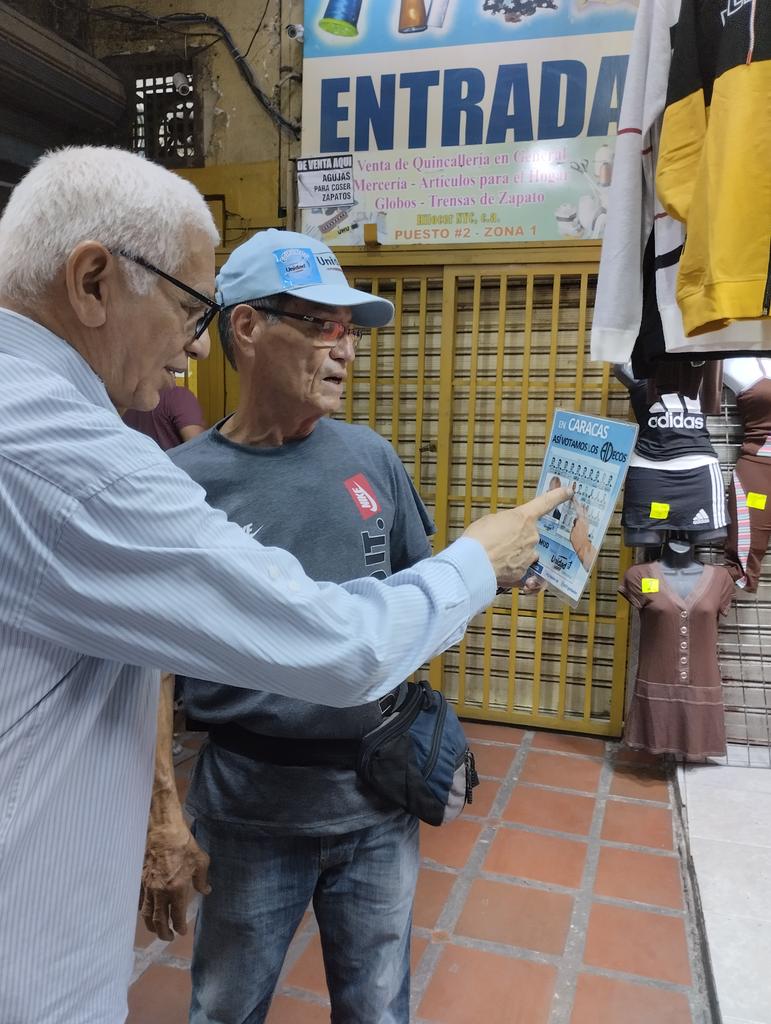 CaracasSama's tweet photo. En el mercado municipal de San Martin en su 6 zonas volanteo y llevando el mensaje en unidad para este 28 de Julio con Edmundo González Presidente 🇻🇪 
@nelsonguillen64 
@SAMACNacOfcl 
#ADelanteConEdmundo https://t.co/Sbhd3ovT5R