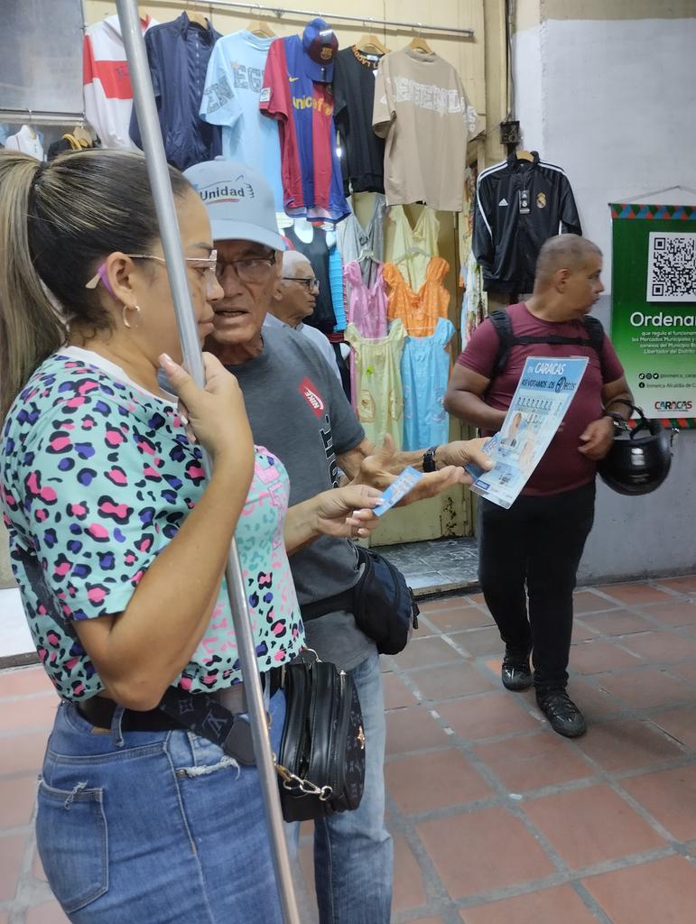 CaracasSama's tweet photo. En el mercado municipal de San Martin en su 6 zonas volanteo y llevando el mensaje en unidad para este 28 de Julio con Edmundo González Presidente 🇻🇪 
@nelsonguillen64 
@SAMACNacOfcl 
#ADelanteConEdmundo https://t.co/Sbhd3ovT5R