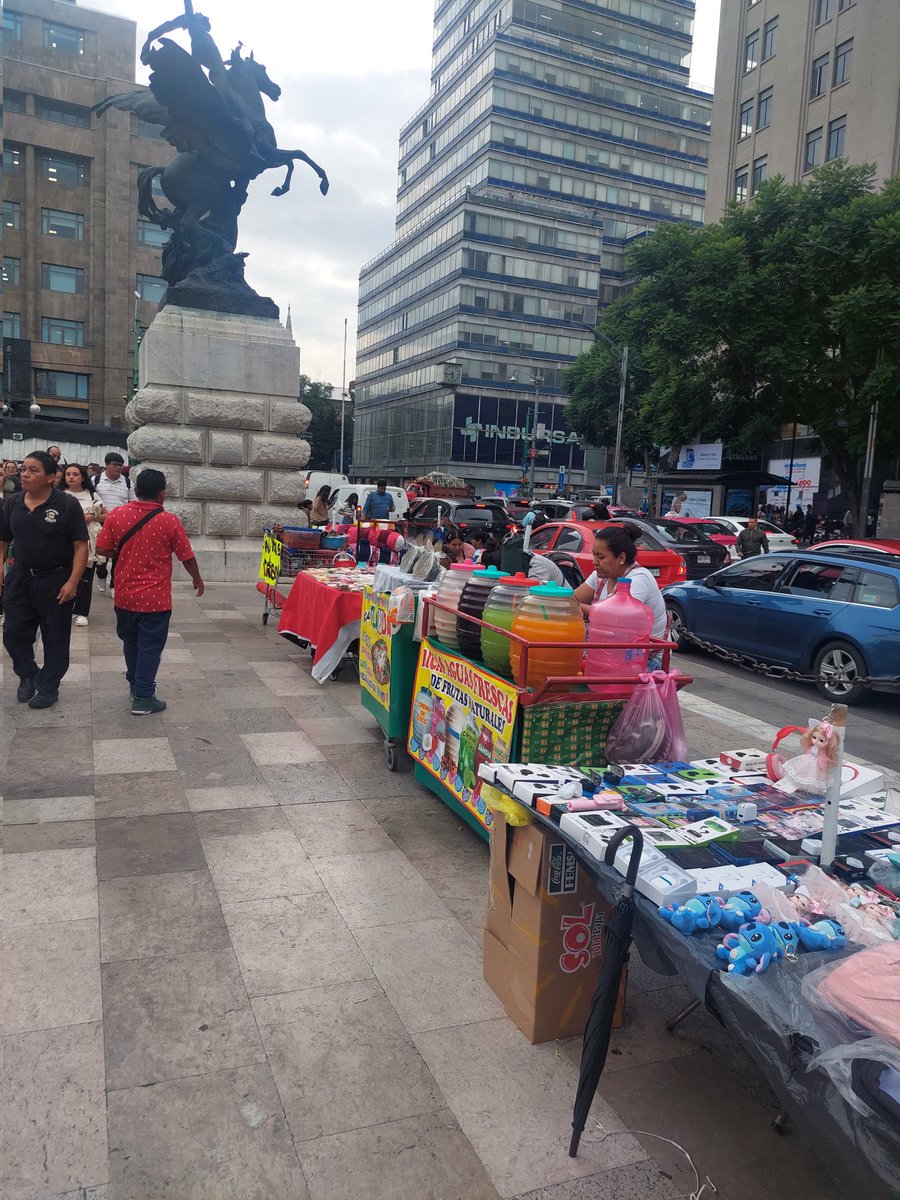 varegom_sc's tweet photo. Así se ven casi todas las calles del centro de CDMX. Yo solo te enseño la explanada del palacio de Bellas Artes uno de los puntos turísticos más "atractivos" https://t.co/730lezAgiZ