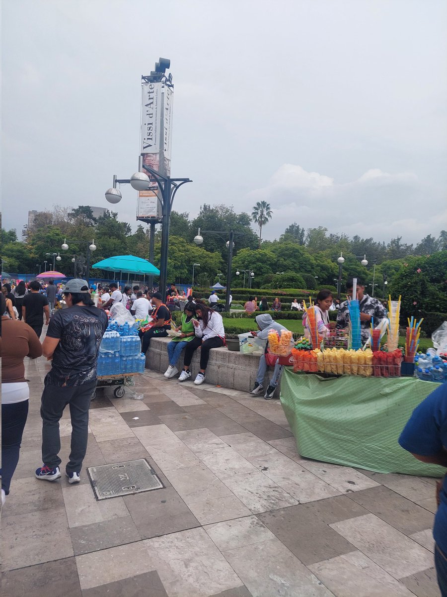 varegom_sc's tweet photo. Así se ven casi todas las calles del centro de CDMX. Yo solo te enseño la explanada del palacio de Bellas Artes uno de los puntos turísticos más "atractivos" https://t.co/730lezAgiZ