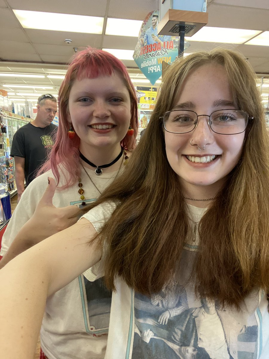 fallinglikesand's tweet photo. everyday for the past two years I’ve spoke to dannica, she knows everything about me and is l one of my best friends, idk if anyone else truly gets me like she does and we first met in a wallows gc, today we finally met in person so thank you wallows for bringing us together 🫶 https://t.co/DQYdRb5QM2