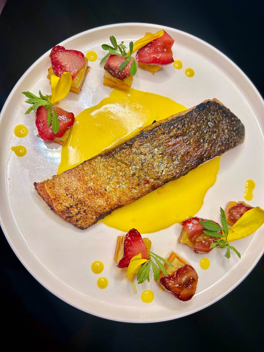 ReyGrill's tweet photo. Una de las proteínas que más aportan en nutrientes es el salmón 🍣 y que mejor que disfrutarlo que con una exquisita salsa holandesa 👨🏻‍🍳 Acompañado de unas torres de camote, calabaza y fresas caramelizadas. Honestamente el mejor salmón que he probado 🤤🔥 https://t.co/jJ04xXScb5