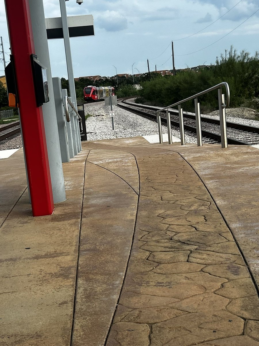 callmemanuh's tweet photo. POV @CapMetroATX RedLine decides to skip the station and then wait off in the distance for 10min before finally departing off into the horizon (or Howard Station service southbound is just 75min late?) https://t.co/5fI19KSN1D