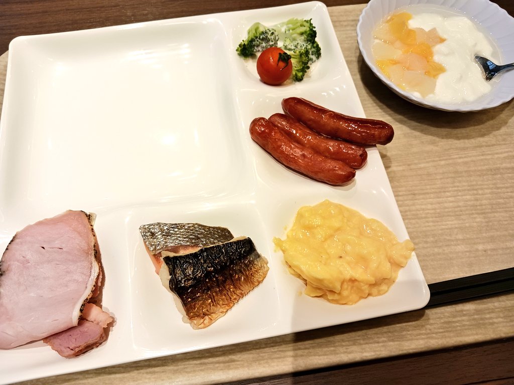 thundersaeki's tweet image. 出張。