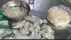 [Escandalo Sexual]
Gracias a un pedido de información publica se notifico que a las 03:03AM hasta las 07:16AM los principales redactores de @noticiasmaps y @maps_newss 
Se han reunido en la casa de gobierno de <a href="/maps_grey/">GreyMaps 🗺</a> 
En la basura se han encontrado 74 condones usados.