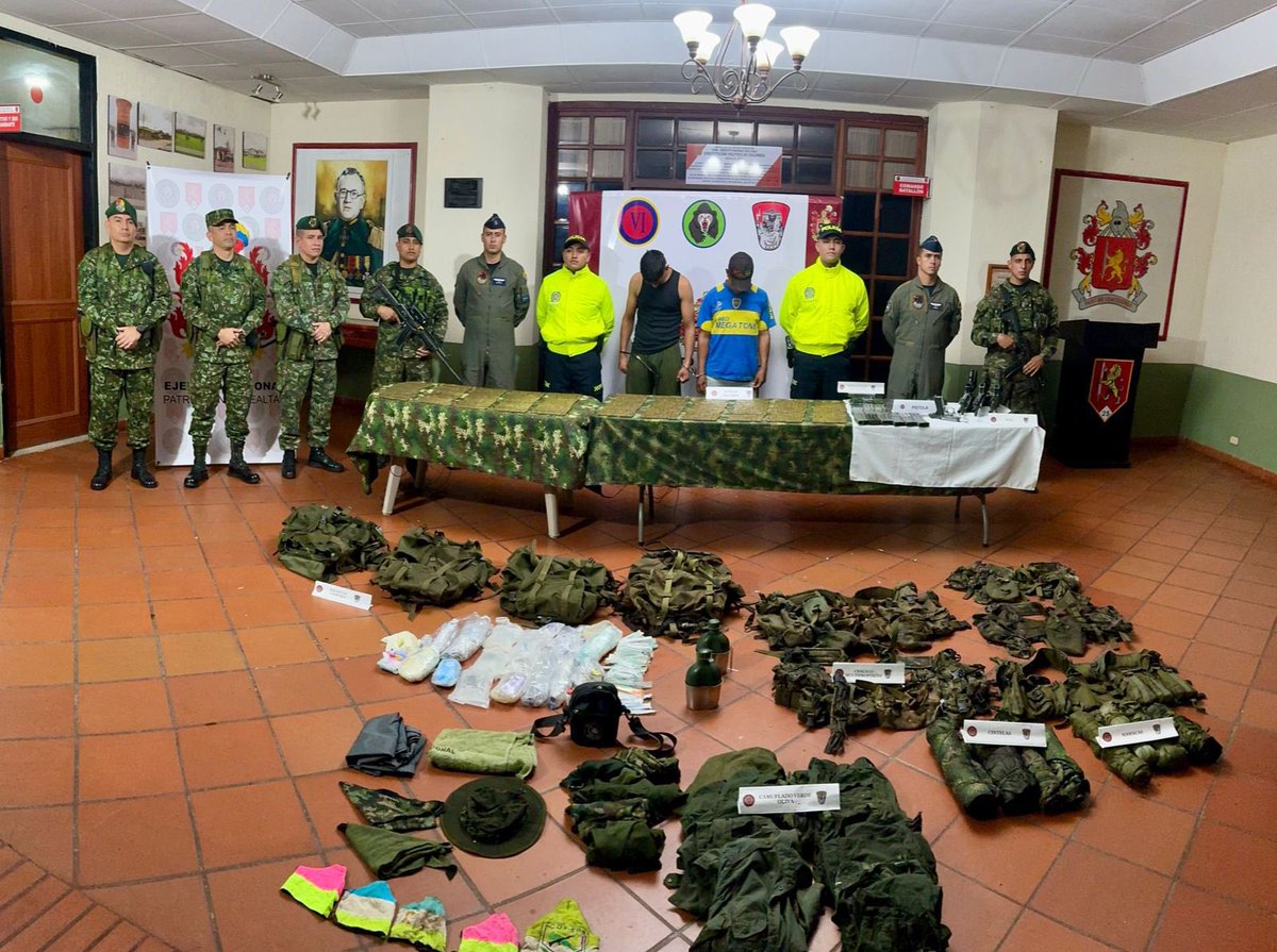 FuerzaAereaCol's tweet photo. Dos capturados, un sometido y material de guerra incautado es el resultado de una operación militar de su @FuerzaAereaCol con el @COL_EJERCITO y la @PoliciaColombia en #Putumayo.
➡️https://t.co/mf65KNTYVf
#ContundeciaOperacional
#CACOM6
#AdAstra 🚀 https://t.co/9rDReGIEXi