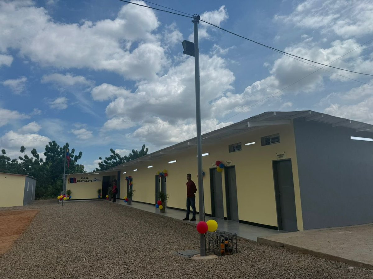 Gladys_barretoc's tweet photo. Para continuar avanzando en brindar una educación gratuita y de calidad, hoy el Gobierno Bolivariano liderado por nuestro Pdte. @NicolasMaduro, inauguró en una primera etapa, la EBN Castillete en la parroquia San Isidro #Zulia. Una nueva construcción para más de 187 estudiantes https://t.co/34P7AE2lEw