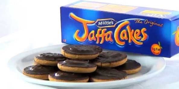 raunakmahajan's tweet photo. TIL
How do u tell if a baked product is cake or biscuit? When left in the open, cake hardens but biscuit softens. This distinction was used by makers of Jaffa Cakes in a legal case to prove their product was cake &amp; not biscuit, thereby avoiding VAT which was charged on biscuits. https://t.co/lijYEvBjsc