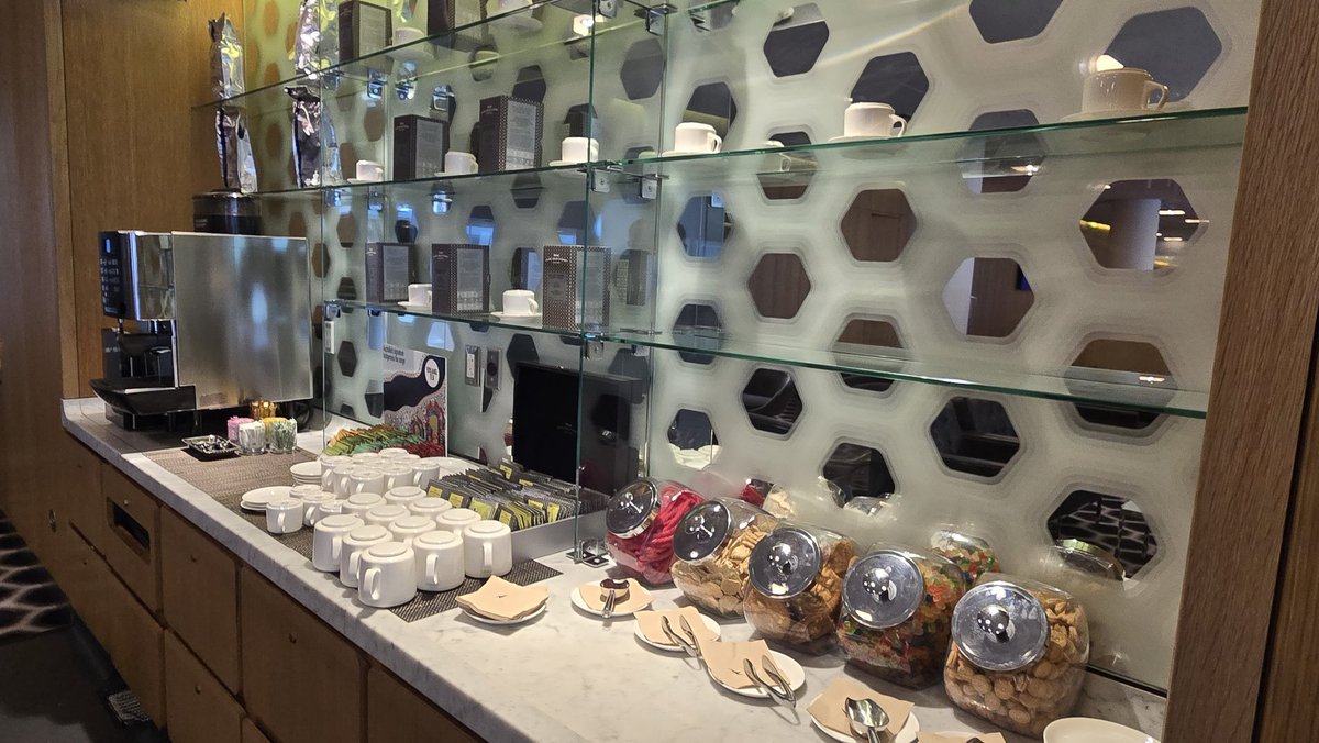 patstravelrevu's tweet image. Menu dining @Qantas #FirstClassLounge #LAXairport patstravelreviews.com #airportlounge #AirportClub #airlineclub #Airport #travel #LuxuryTravel #aviation #avgeek #FirstClass #qantas #britishairways #oneworld #LAX  #minutesteak #patstravelreviews