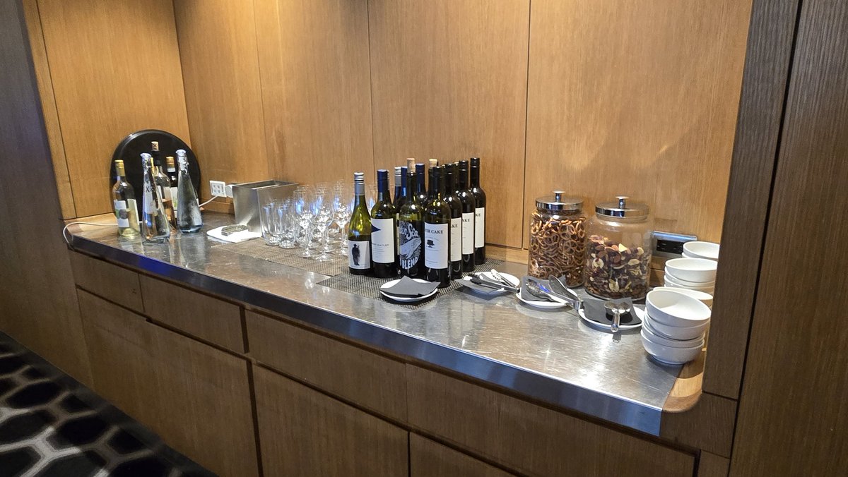 patstravelrevu's tweet image. Menu dining @Qantas #FirstClassLounge #LAXairport patstravelreviews.com #airportlounge #AirportClub #airlineclub #Airport #travel #LuxuryTravel #aviation #avgeek #FirstClass #qantas #britishairways #oneworld #LAX  #minutesteak #patstravelreviews