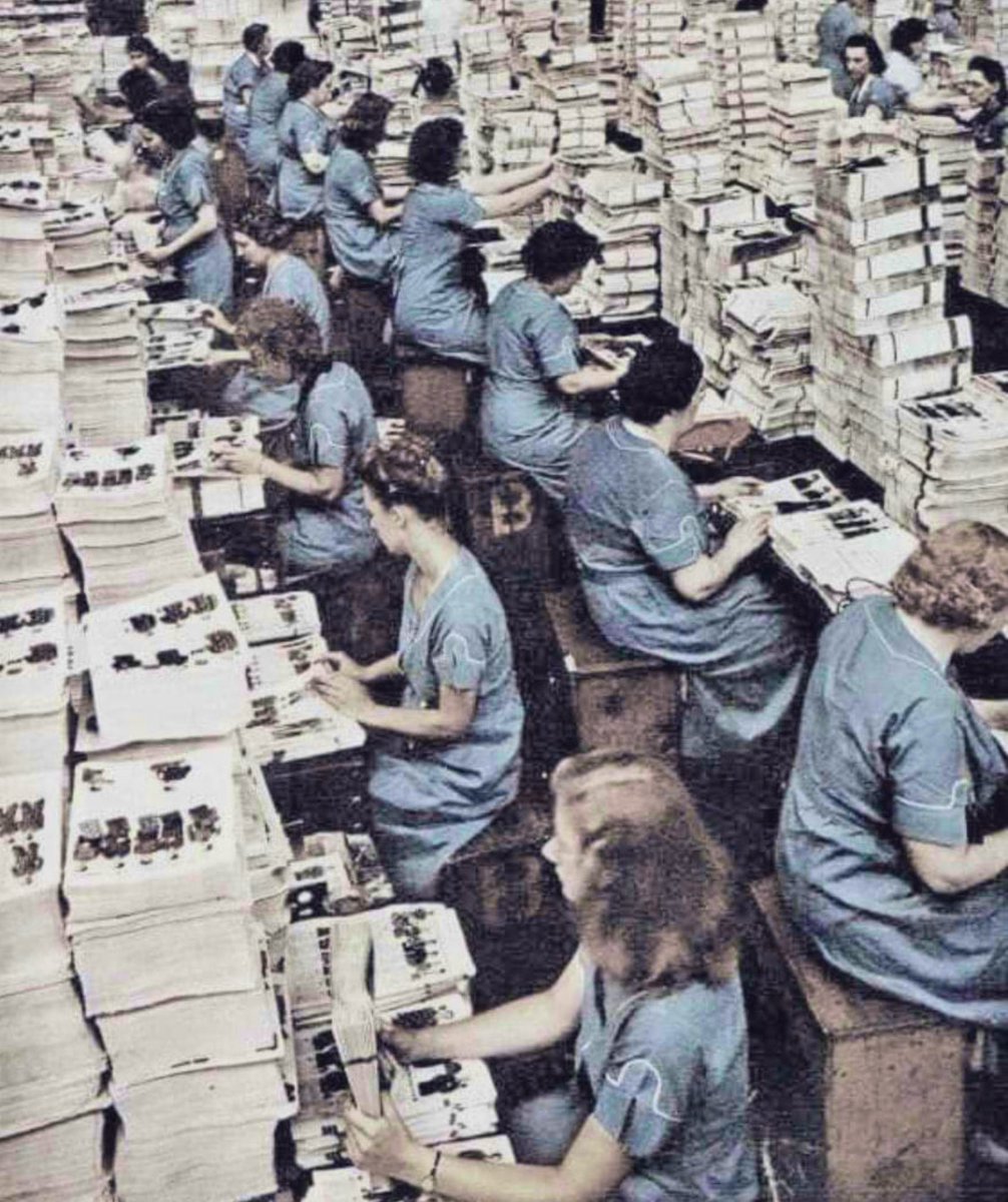 CMRocs's tweet image. Assembling the Sears and Roebuck Catalog 
#Sears #SearsAndRoebuck #SearsRoebuck