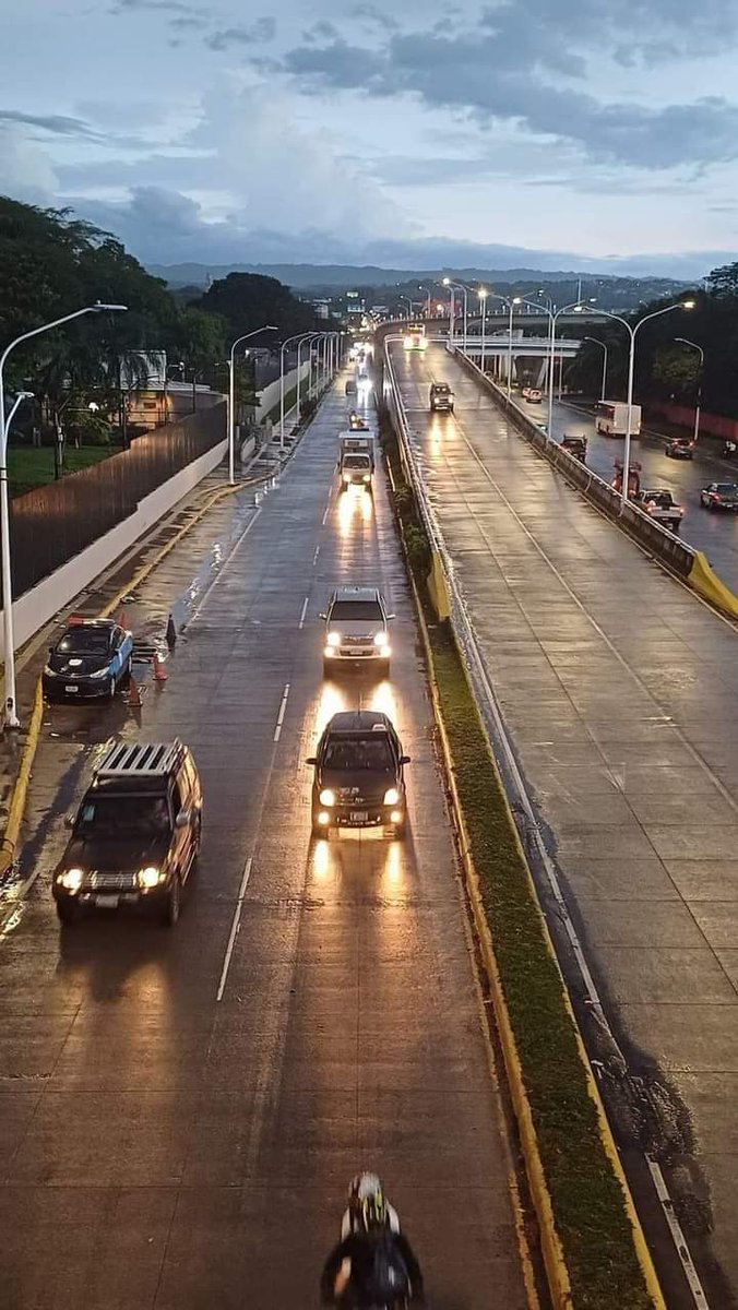 FerminVallejos1's tweet photo. Managua, Nicaragua no es la chureca, basurero en tiempos de gobiernos de derecha donde gente se peleaba por encontrar restos de alimentos en la basura, no! Hoy Nicaragua es carreteras, parques, escuelas y hospitales nuevos y el basurero chureca una empresa de reciclaje.
#PLOMO19 https://t.co/zNNzzf72Dq