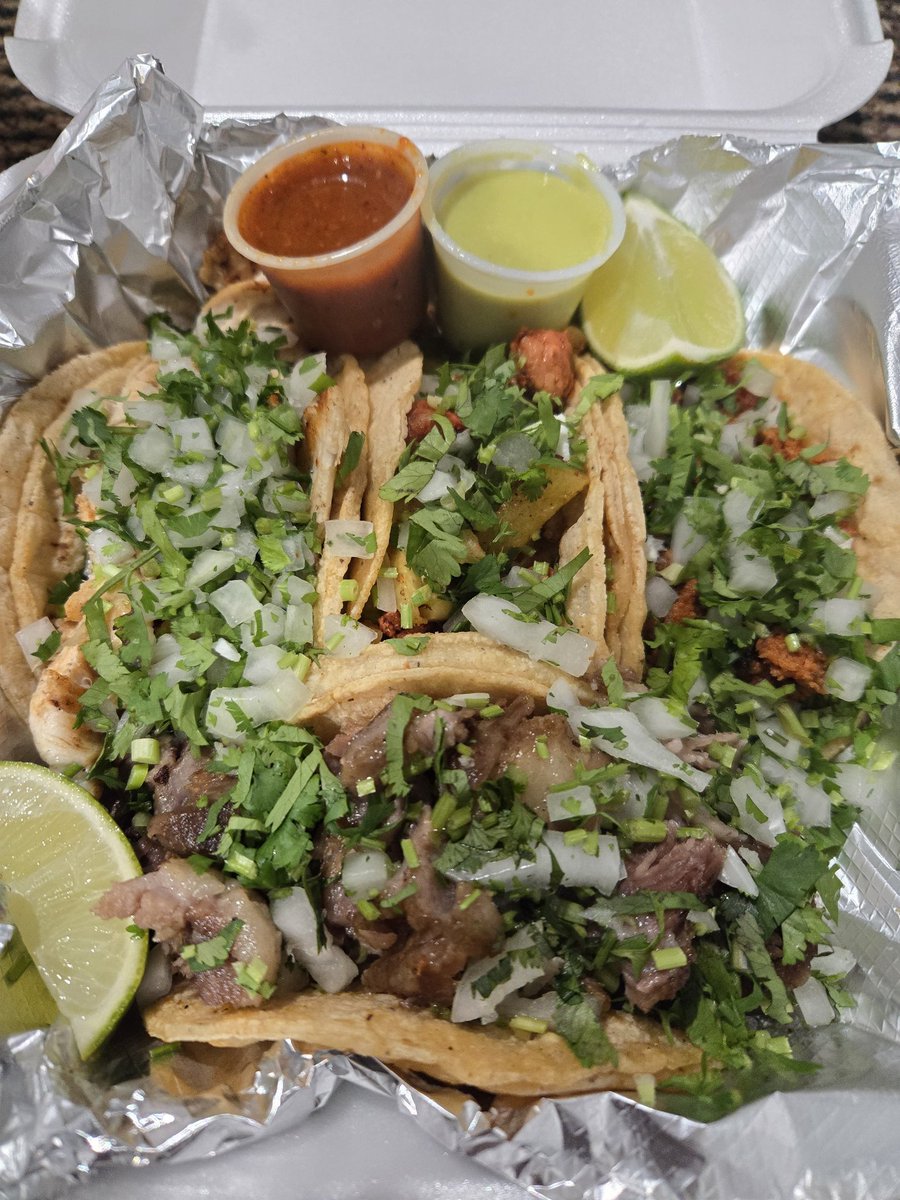 ThaisJeni's tweet photo. Cenando Tacos, Guacamole y mucho limón 🍋 🌮 #cenamexicana #tacos #guacamole #mexico https://t.co/XVuzA8FwRb