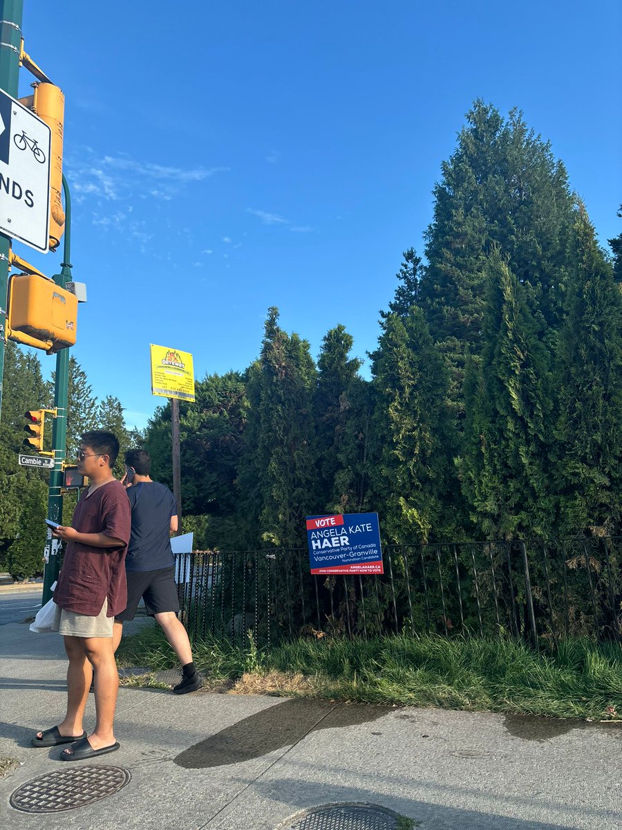 SheldonStarrett's tweet photo. Looks like the city wrestled ABC Park Board Commissioner into following Vancouver election sign rules.

Will @CityofVancouver fine her for not following the rules sooner? 

Also did @PierrePoilievre and @CPC_HQ approve this photo? 

#Vancouver #bcpoli https://t.co/4QhYlNKcOg