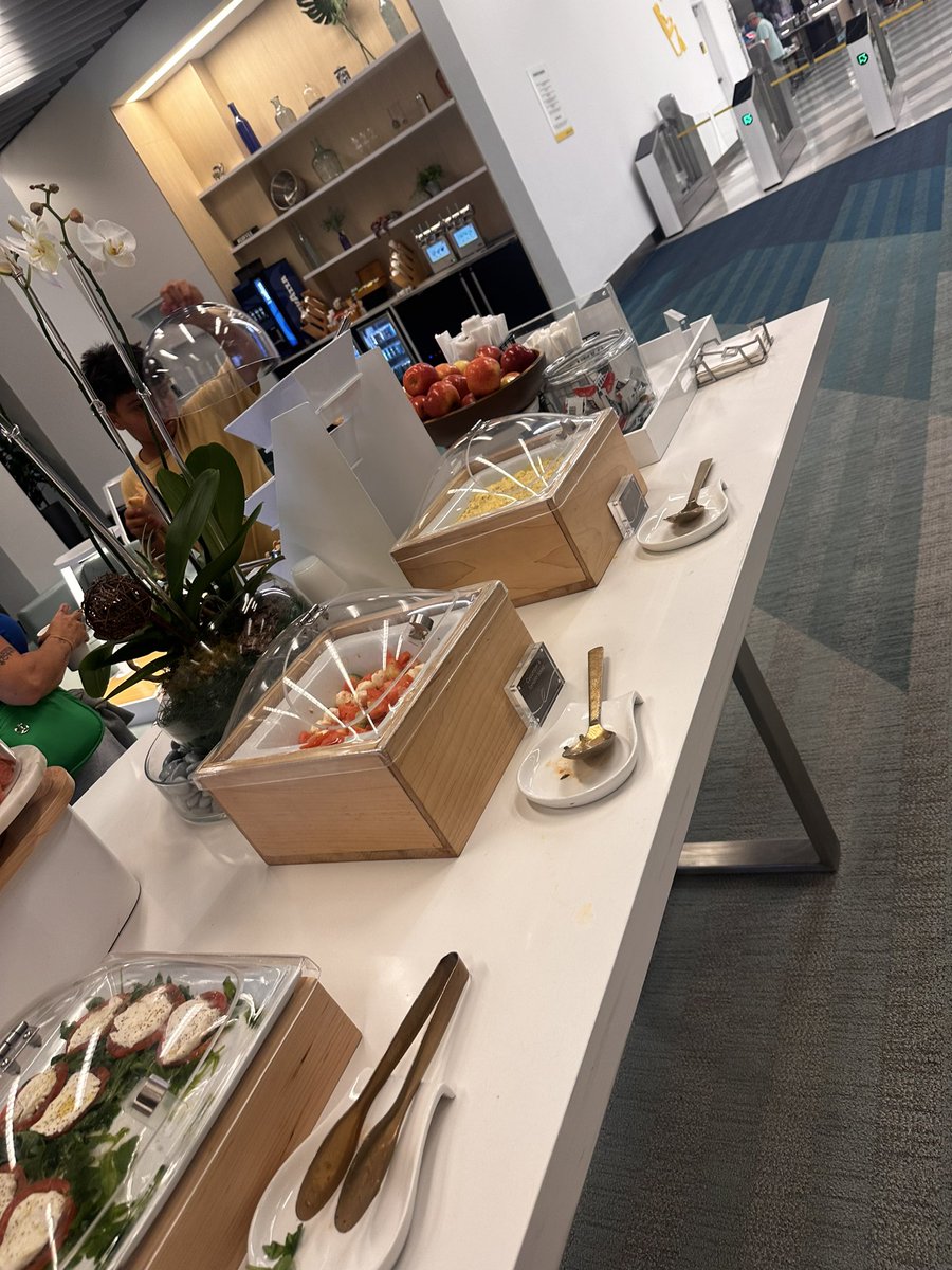 ChrissyDee_3's tweet photo. @GoBrightline you’re on a roll.After my 4.5 hour trip last week w a courtesy credit of $0 to my account&amp; zero food or drink during the delays,I just made a last min. switch to prem,for $82,from MIA to WPB, bc I’m starving &amp; PTSD-zero plates &amp; zero workers anywhere #BizStrat101 https://t.co/T5hOrhaqJ4