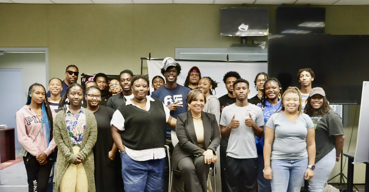 MakaioKeels's tweet image. Shout out @DCAllisontv Thank you sooo much❤️💯 for always supporting and mentoring to us at Deanwood. You play a big role @ Deanwood we thank GOD for you real talk ❤️‼️💯 @MBSYEP @DCDPR #Deanwoodradiobroadcasting #dprprograms #WUSA9