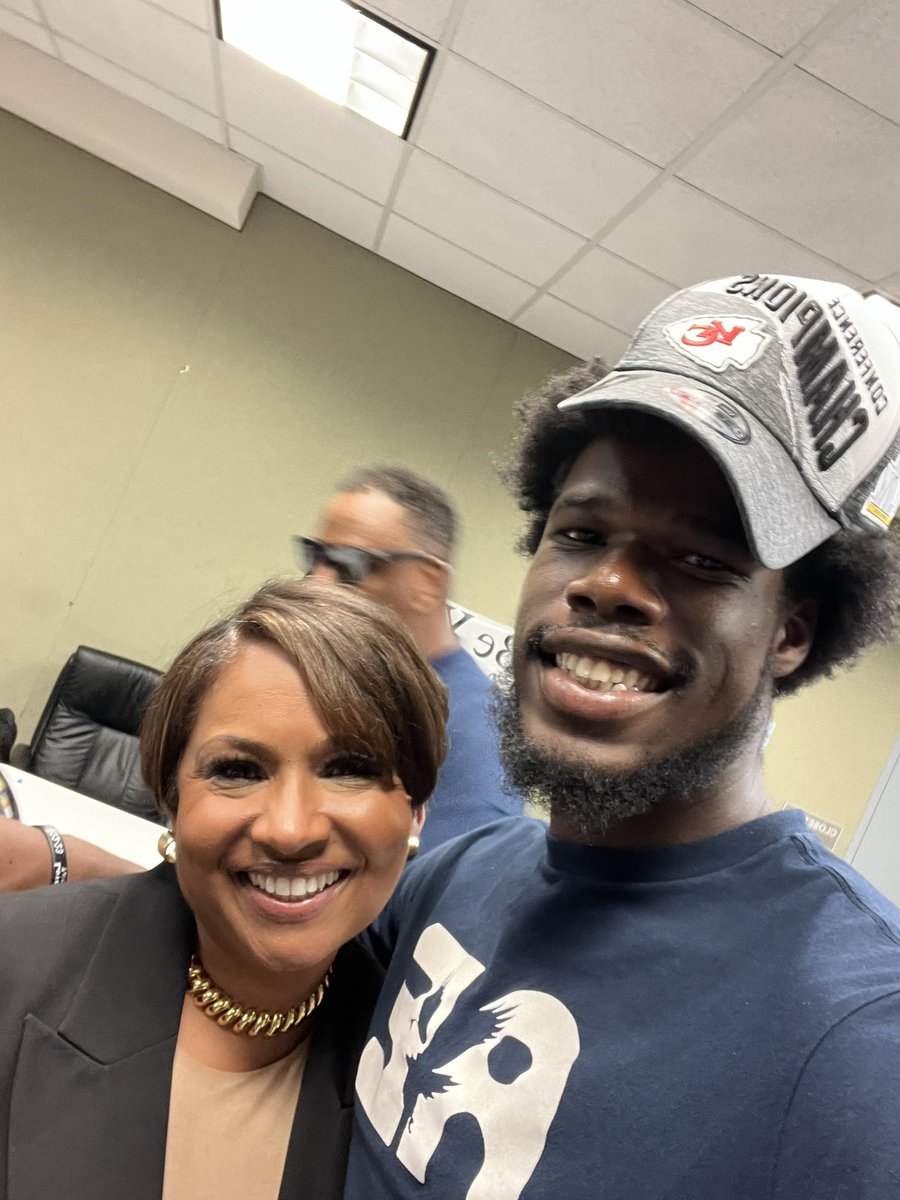 MakaioKeels's tweet image. Shout out @DCAllisontv Thank you sooo much❤️💯 for always supporting and mentoring to us at Deanwood. You play a big role @ Deanwood we thank GOD for you real talk ❤️‼️💯 @MBSYEP @DCDPR #Deanwoodradiobroadcasting #dprprograms #WUSA9