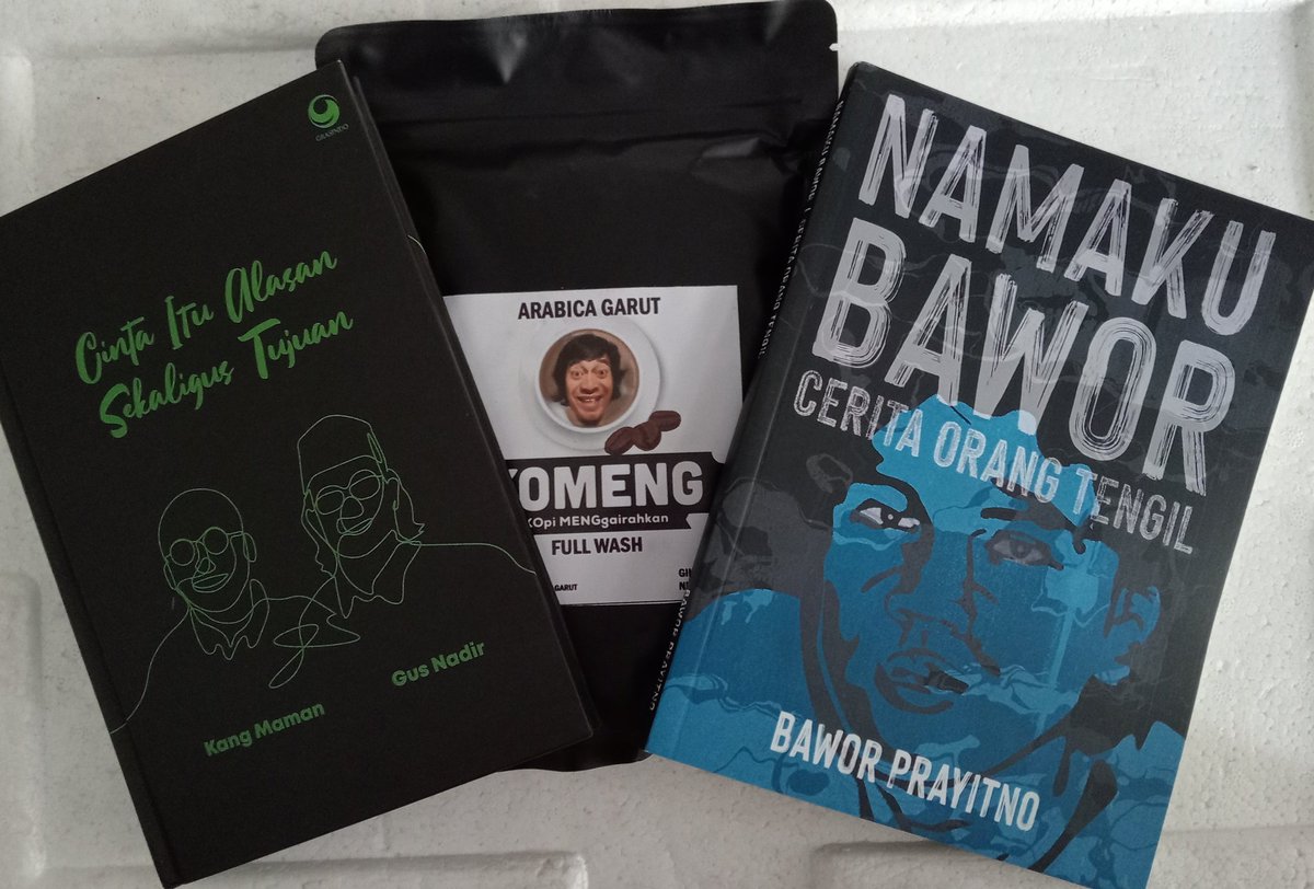 #giveaway lagi dg sy &amp; <a href="/JNE_ID/">JNE Express</a> . Ada buku saya &amp; Gus <a href="/na_dirs/">Nadirsyah Hosen</a> + buku Bawor Prayitno + kopi Komeng untuk 10 terpilih.

Ayo, bikin pantun tentang cinta atau patah hati, yang tidak bikin baper apalagi bikin nangis. Justru, harus bikin tersenyum &amp; tertawa

#JNEConnectingHappiness