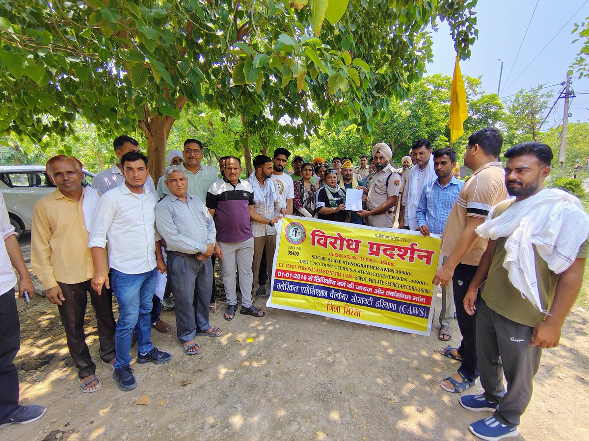 Deepakbeniwal98's tweet photo. क्लर्कों की तरक्की में जो अवरोध करेगा
क्लर्क मरते दम तक उसका विरोध करेगा ।।
#HaryanaClerk35400
#हरियाणा_लिपिक_35400
@cmohry 
@NayabSainiBJP
@DeependerSHooda  
@BhupinderShooda
@BJP4Haryana 
@narendramodi
@PMOIndia
@ravishndtv
@Dkanwari https://t.co/YmmR45uyEh