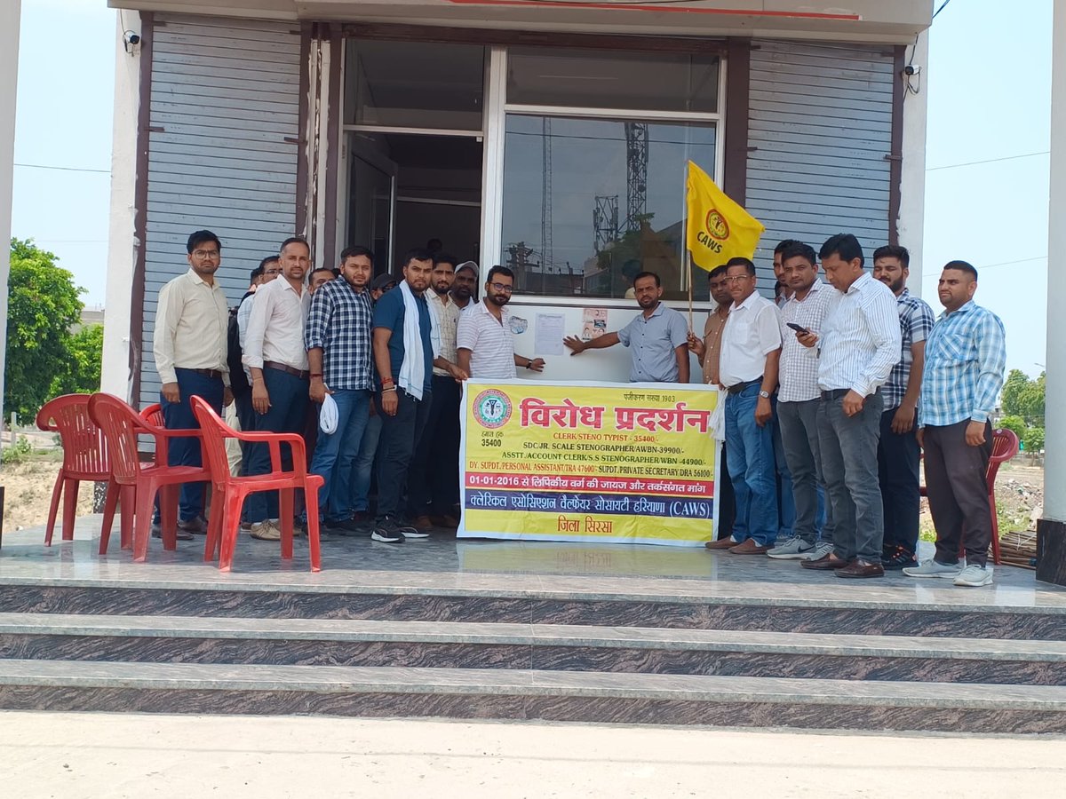 Deepakbeniwal98's tweet photo. शोर मचा है गली गली,💥
लिपिक आया है पंचगली।। 👏👏

#HaryanaClerk35400
#हरियाणा_लिपिक_35400
@cmohry 
@NayabSainiBJP
@DeependerSHooda  
@BhupinderShooda
@DependerHooda
@anuragdhanda
@BJP4Haryana 
@narendramodi
@PMOIndia https://t.co/s0pfj7OuGT