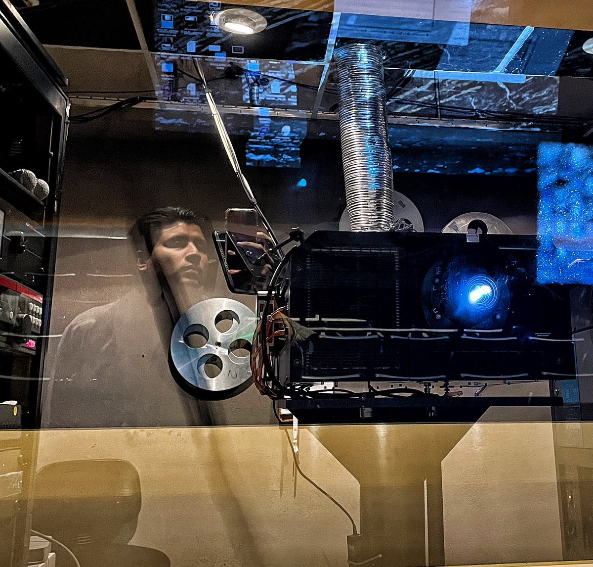 BalamToscano's tweet photo. He acabado mi proceso académico y formativo en la escuela de cine @CCCMexico, 5 años de aprender a realizar películas de manera profesional, fue una experiencia que me cambió la vida ¿qué sigue? La tesis https://t.co/fyrtoLwAjx