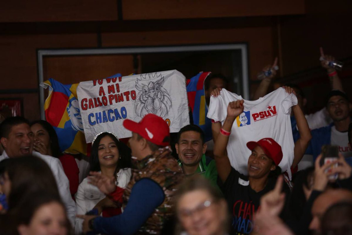 ConElMazoDando's tweet photo. #El28JGanaMaduro 
RESUMEN DEL PROGRAMA CON EL MAZO DANDO #486 (24-07-24)

Diosdado Cabello: Los imperialistas gringos, europeos y patarucos saben que el 28J gana Maduro https://t.co/4WQCRs7yeb 

Cabello: Esta es la Patria de Bolívar, Chávez y de todos los que creen en la libertad de los Pueblos https://t.co/faoOhykRi2 

Diosdado Cabello exhortó a mantenerse alerta ante mecanismo de fraude de la derecha https://t.co/h3dB0d0CkR 

Diosdado Cabello: Que todos los bachilleres tengan asegurado su cupo universitario es culpa de Chávez https://t.co/lCdd6JVOHC 

Diosdado Cabello: El 1x10x7 es una maquinaria nacional perfecta de chequeo y verificación https://t.co/vVYrKJAQrK 

Cabello a Elliott Abrams: ¡Te venció este pueblo! https://t.co/jKsd235Cyq 

Cabello: Cuando los Pueblos hablan los gobernantes tienen que hacerle caso https://t.co/cRfgHj2h4a 

Cabello: ¡Qué vergüenza que un genocida como Netanyahu sea recibido en el congreso de EEUU! https://t.co/vacW46FID5 

Cabello: Se profundiza la decadencia de Estados Unidos pero andan pendientes del mundo https://t.co/qIAHyDZv5B 

Cabello aseguró que la oposición no quiere ni defiende a su Patria https://t.co/0jKr5R75kO 

¡Van contra La Sayo! Sepa qué se prepara en la PUPU cuando se anuncie el triunfo de Nicolás Maduro el domingo https://t.co/tH5JICI7jh 

Diosdado Cabello: Los que no están invitados a la Elección Presidencial los expulsamos https://t.co/TsL0NXgPC4 

Cabello sobre manipulación de imágenes de concentraciones opositoras: ¿Por qué le mienten a su propia gente? https://t.co/bOeuSxgvTs 

Cabello ante promesa de La Sayo sobre la Misión Vivienda: Así la vida es un jamón, ofrece lo que ya nosotros hicimos https://t.co/C53EHLPtEM 

Cabello: Uno tiene que ser auténtico, lo demás son poses que nadie termina creyéndola https://t.co/7AJDCyuj4y 

Cabello a la derecha fascista: No metan a la FANB en su debate político https://t.co/saF3EMNUxL 

Diosdado Cabello a Benjamín Rausseo: Cuidado con el Inmundo que no amenaza pero sí asesina https://t.co/x1tY1WvVFu 

Cabello: Bienvenidos todos los que quieran apoyar al candidato de la Patria, Nicolás Maduro https://t.co/EVfZZK4pPD 

Cabello sobre la derecha fascista: Sus ataques han fortalecido nuestra moral https://t.co/UBM35dy14p