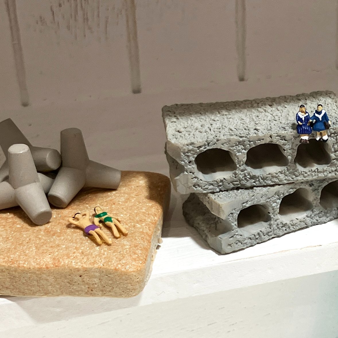 置くだけでミニジオラマが作れちゃう✨

夏を感じる作品をご紹介🌊

写真に写っている消波ブロックのフィギュアも、ジオコレで製品化されています✨

海水浴や釣り人のフィギュアと相性抜群です🌊

#ジオコレ150　 #クラフト　#クラフトジオコレ