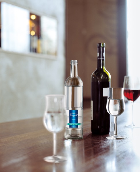 Zu einem guten Wein gehört stets ein gutes Mineralwasser, weiß der Schatzmeister der FBMA-Stiftung, Ernst-Georg Hahn. Von Berufs wegen Experte für Mineralwasser ist sein Tipp: Auf einen hohen Hydrogencarbonat-Anteil im Mineralwasser achten, der die Weinsäure ausgleicht.