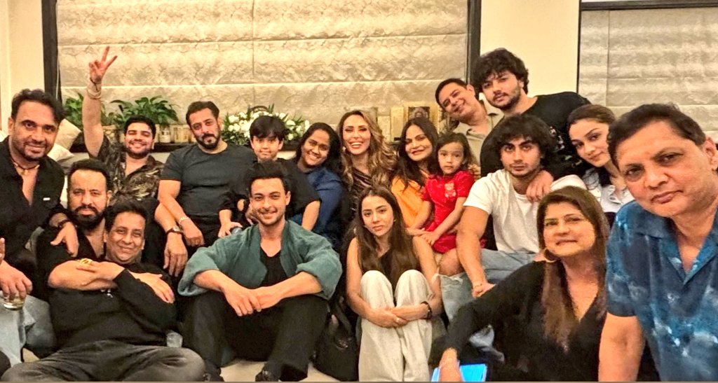 Ek akela banda in sabko paal raha.. king salman bhai🙏👑🔥