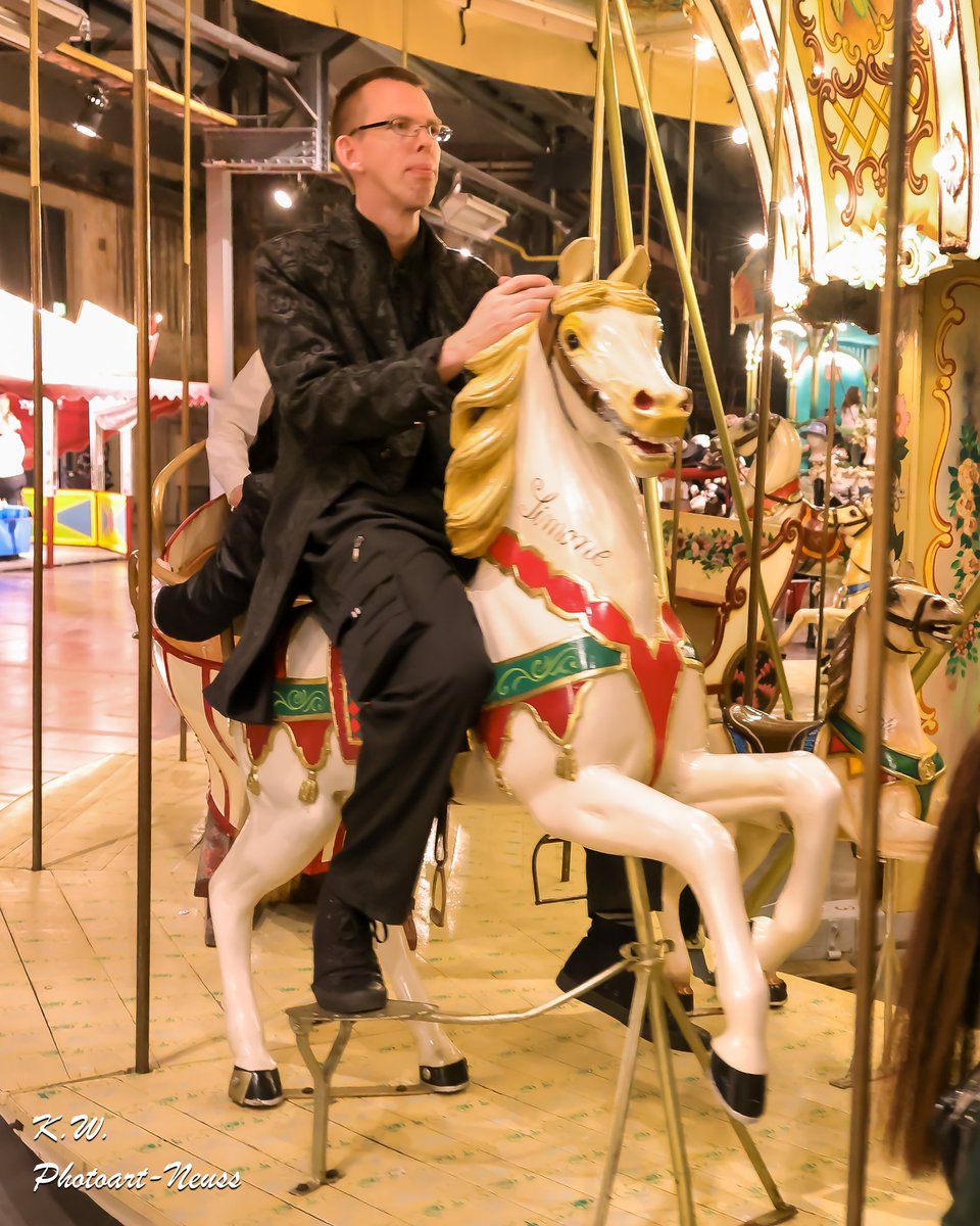 Hoch zu Ross 😉 #gothic #darkwave #mittelalter #electro #neuedeutschetodeskunst #ndt #neuedeutschehärte #ndh #deutschrock #postpunk #darkambient #neoclassical #neoklassik #experimental #deutschpop #deutschrock #schlager  #medieval #expliziteinsam #cemetary #friedhof #andreasohle