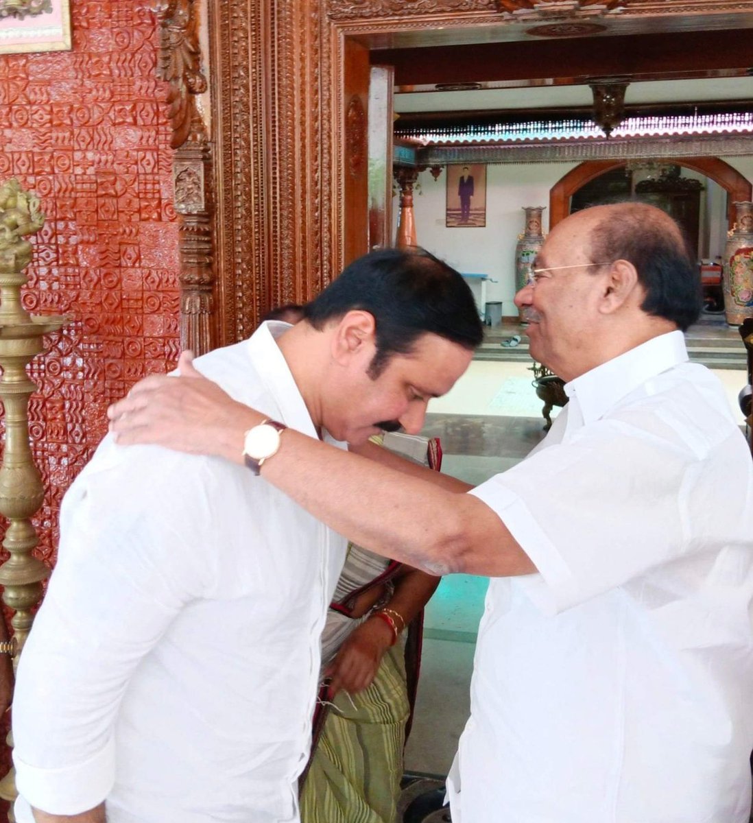 draramadoss's tweet photo. ஆயிரம் பிறை கண்டும்  அயராத ஆலமரம் மருத்துவர் அய்யா அவர்களின் 86-ஆம் 
பிறந்தநாளில்  சமூகநீதி காக்க உறுதியேற்போம்!

அருஞ்சொல் பொருள் அகராதியில் சமூகநீதி என்பதற்கு  இலக்கணமாய் வாழ்ந்து கொண்டிருக்கும் தமிழ்க்குலத்தின் முதல்வன் மருத்துவர் அய்யா அவர்களுக்கு  இன்று 86-ஆம் பிறந்தநாள்.  அவரால் வாழ்வு பெற்ற கோடிக்கணக்கான சொந்தங்களில் ஒருவனாக  ஈடு இணையற்ற அந்த பெருந்தலைவனுக்கு எனது வாழ்த்துகளைத் தெரிவித்துக் கொள்கிறேன்.

ஆயிரம் பிறை கண்டும் இன்னும் ஓய்வு என்பதை அறியாமல் தமிழ்ச் சமூகத்தின் முன்னேற்றத்திற்காக அயராது உழைத்துக் கொண்டிருக்கும் பிதாமகன் அவர்.  இளம் வயதில் கல்விக்காக அவர் பட்ட பாடுகள் தான், எனக்கிருந்த தடைகள் வேறு எவருக்கும் வந்து விடக் கூடாது என்ற எண்ணத்தில்,  இன்றைய தலைமுறை எளிதாக கல்வி கற்கத் தேவையான அனைத்தையும் போராடி பெற்றுத்தர வைத்திருக்கிறது அந்த பெரிய மனிதரை. 

6 வகையான இட ஒதுக்கீட்டில் தொடங்கி  தமிழ்நாட்டு மாணவர்களை முன்னேற்றத்திற்கு தடையாக இருந்த நுழைவுத்தேர்வை ரத்து செய்தது வரை தமிழ்நாட்டில் சமூகநீதிக்கான புரட்சிகளை தலைமையேற்று சாதித்த சமூகநீதிக் காவலர் அவர். 

பாட்டாளி மக்கள் கட்சியின் தலைவராகவும், 35வயதில் இந்தியாவின் இளம் சுகாதாரத்துறை அமைச்சராகவும், சுற்றுச்சூழல் போராளியாகவும் பொறுப்பேற்று நாட்டு மக்களுக்கு பல்வேறு சேவைகளை செய்தது, அதற்காக பல்வேறு 
விருதுகளையும், பாராட்டுகளையும் பெற்றது உள்ளிட்ட நான்
பெற்ற பேறுகள் அனைத்திற்கும் காரணம் நீங்கள் தான் அய்யா. 
என்னைப்போலவே, உலகின் 140 நாடுகளில் பல்வேறு பெரும் பொறுப்புகளை வகித்து லட்சக்கணக்கான இளைஞர்கள் தலைநிமிர்ந்து வாழ்வதற்கு காரணமான தனிப்பெரும் நாயகன் மருத்துவர் அய்யா. 

ஆனாலும், அவருக்கும்  நிறைவேறாத சில ஆசைகள் இன்னும் இருக்கின்றன. சமூகநீதி, கல்வி, வேலைவாய்ப்பு, அரசியல் அதிகாரம் சார்ந்த மருத்துவர் அய்யா அவர்களின் அனைத்துக் கனவுகளையும் நனவாக்குவதற்காக கடுமையாக உழைக்க இந்த நன்நாளில் நாம் அனைவரும் உறுதியேற்றுக் கொள்வோம்!
#DrAyya86
#சமூகநீதிப்போராளி