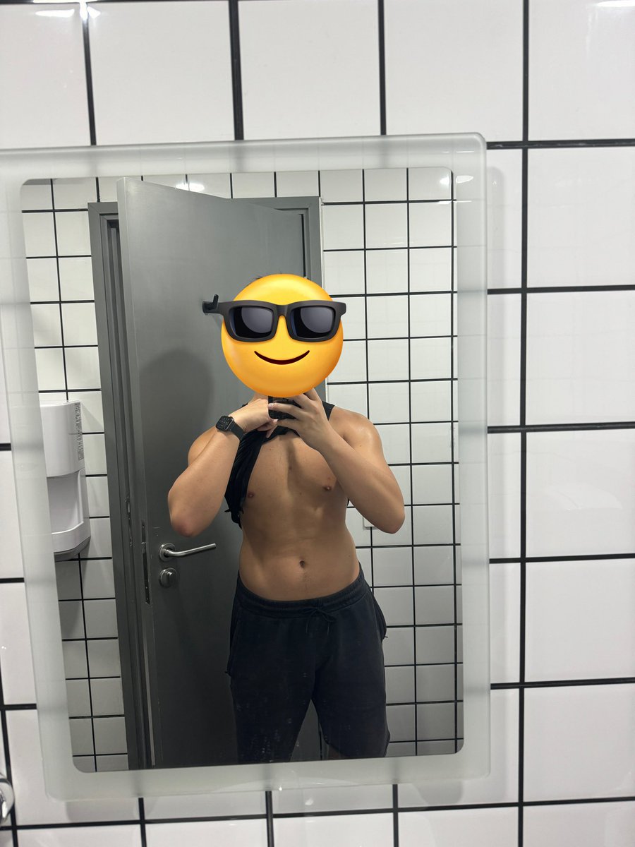 hk_slave's tweet photo. 燈光賜我瘦身大法😂 https://t.co/Bl6UBhmjlY