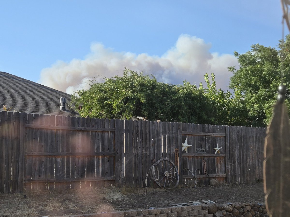 julie4butte5's tweet photo. 🚨 #PARKFIRE PRAY winds don't turn. Pray they knock it down before all of Cohasset burns and is Camp Fire 2.0. They have one way out and they better be going. With zone 261 on warning I got my truck packed. If it turns south, dogs and I are gone. To the safe spot in Orland. @EyesOnButte @ActionNewsNow @ChicoER @XTownHallsCA